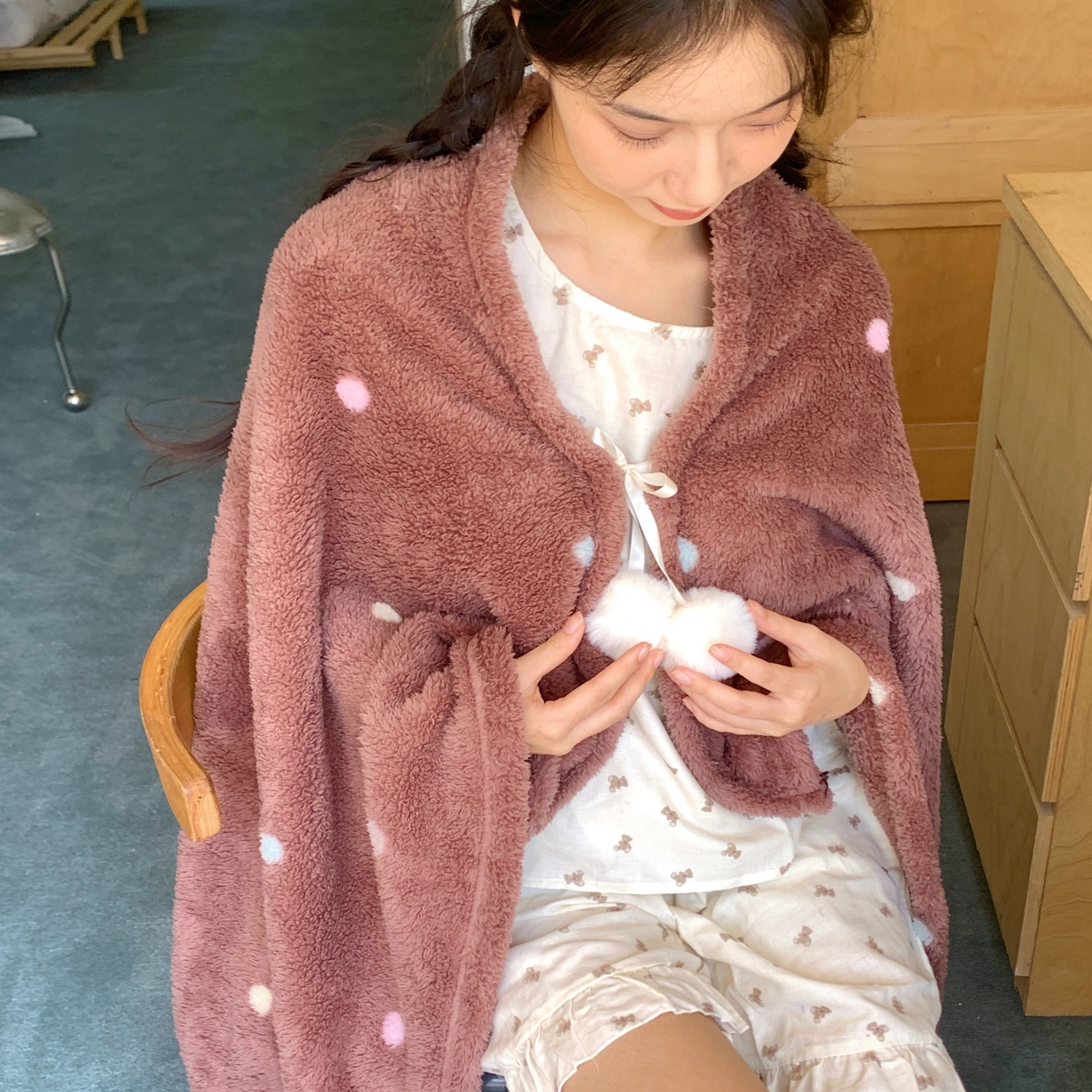 91家纺网 家纺一手货源 找家纺 （总）桃喜 2025新款摇粒绒毛球款披肩毯毛毯毯子