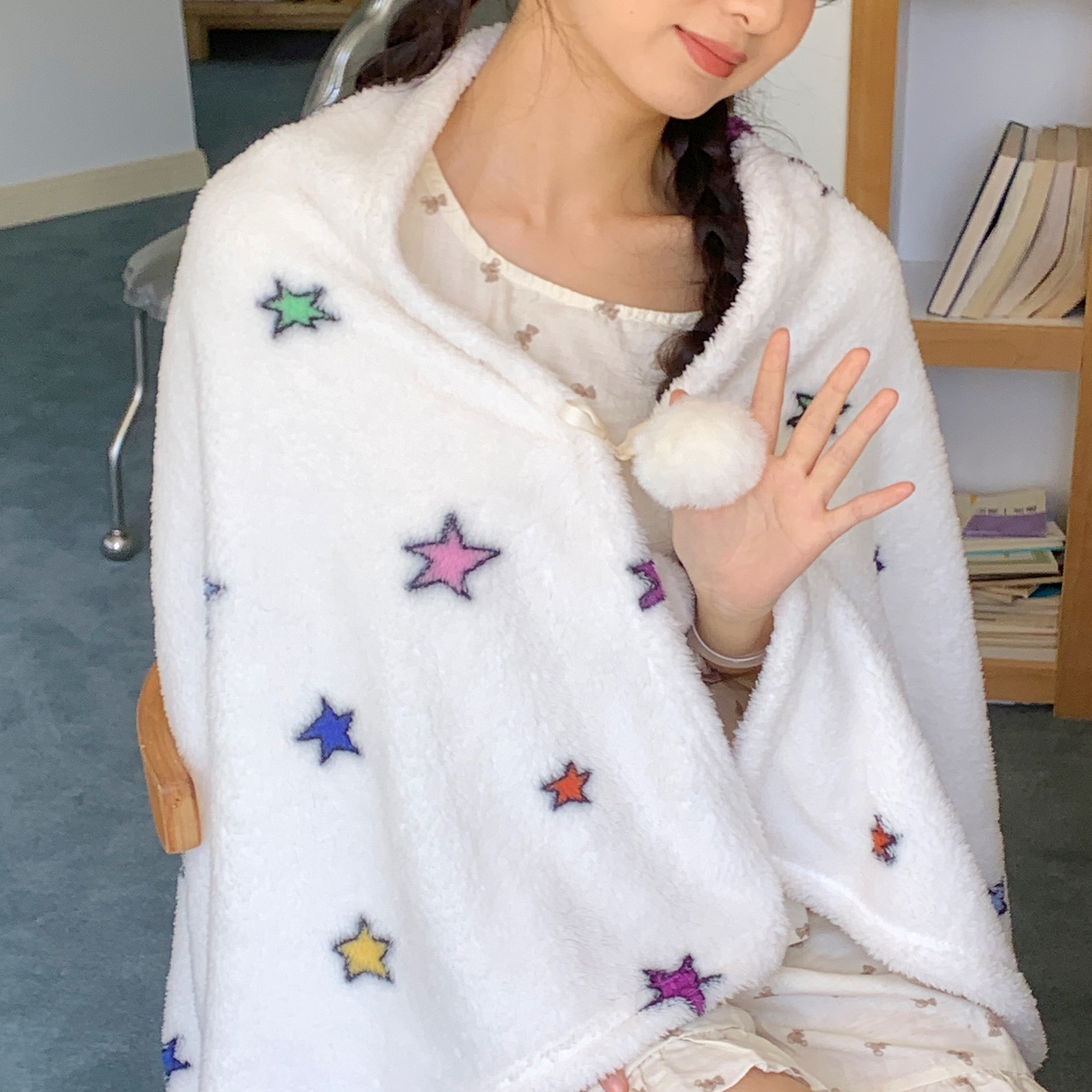 91家纺网 家纺一手货源 找家纺 （总）桃喜 2025新款摇粒绒毛球款披肩毯毛毯毯子