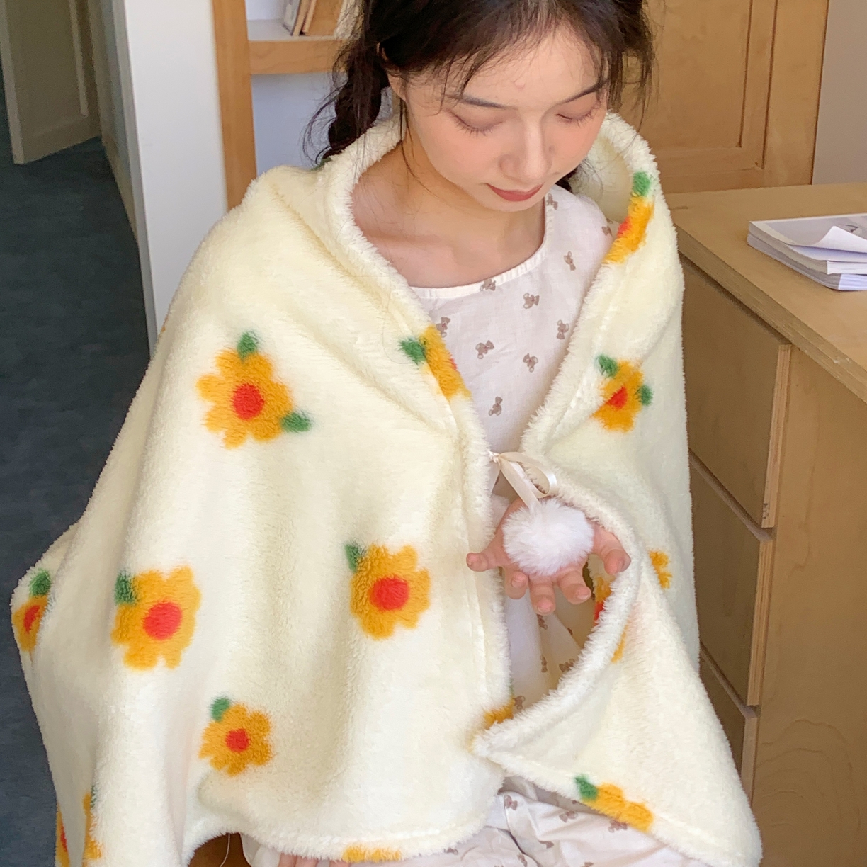 91家纺网 家纺一手货源 找家纺 （总）桃喜 2025新款摇粒绒毛球款披肩毯毛毯毯子