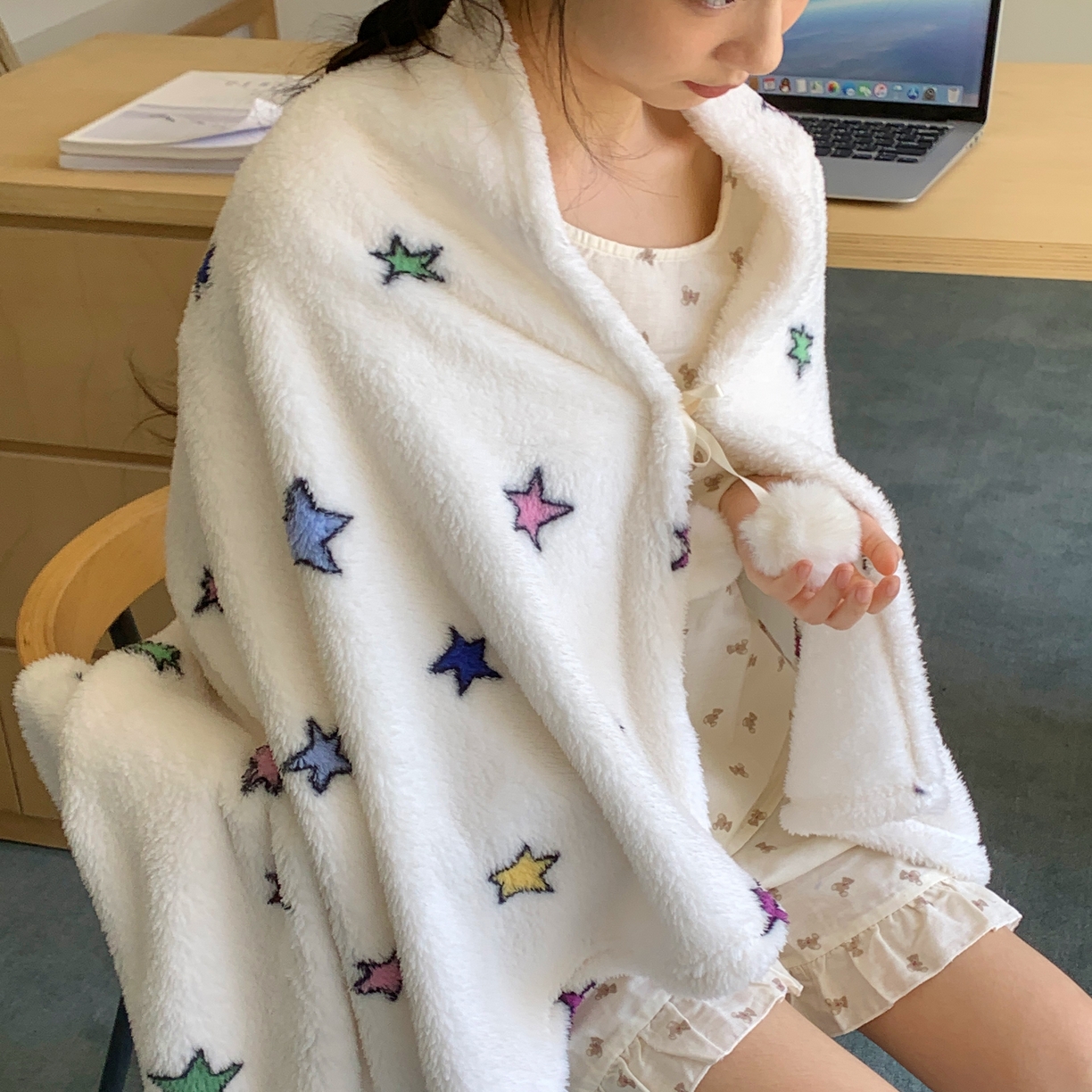 91家纺网 家纺一手货源 找家纺 （总）桃喜 2025新款摇粒绒毛球款披肩毯毛毯毯子