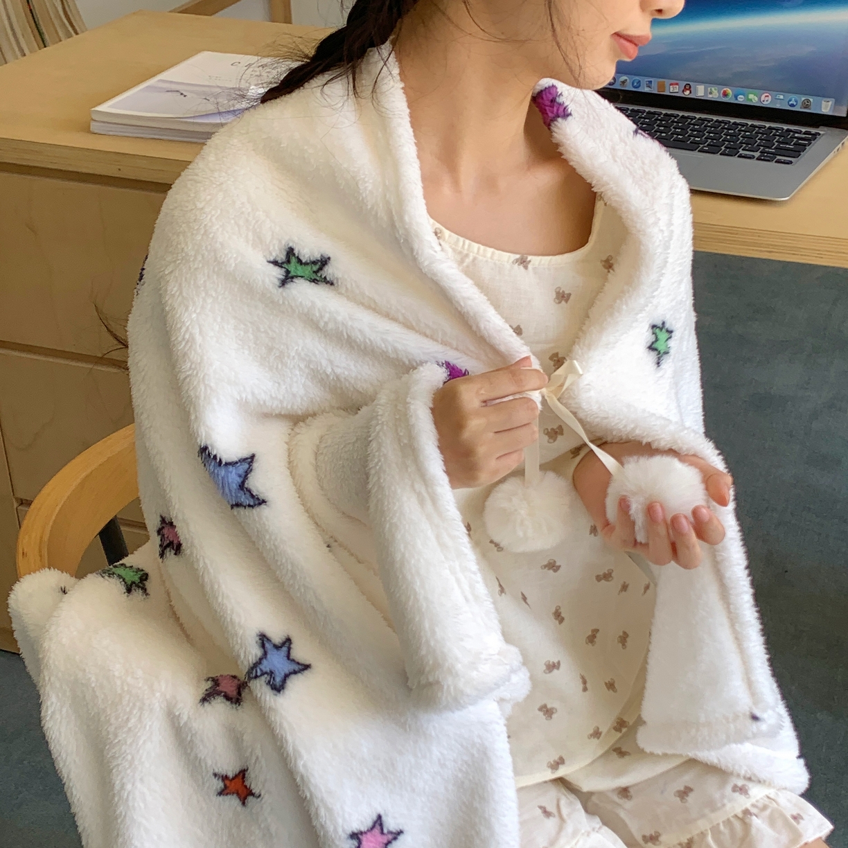 91家纺网 家纺一手货源 找家纺 （总）桃喜 2025新款摇粒绒毛球款披肩毯毛毯毯子