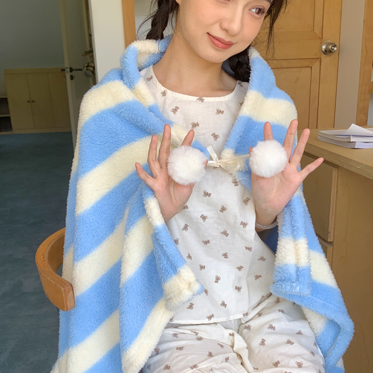 91家纺网 家纺一手货源 找家纺 （总）桃喜 2025新款摇粒绒毛球款披肩毯毛毯毯子