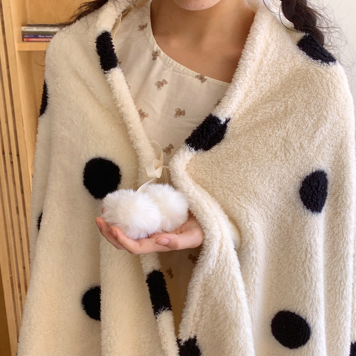 91家纺网 家纺一手货源 找家纺 桃喜 2025新款摇粒绒披肩毯毛毯毯子 黑白波点