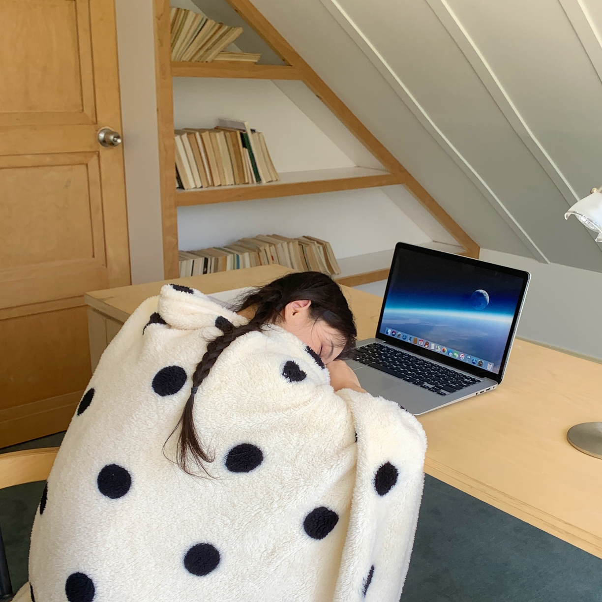 91家纺网 家纺一手货源 找家纺 桃喜 2025新款摇粒绒披肩毯毛毯毯子 黑白波点