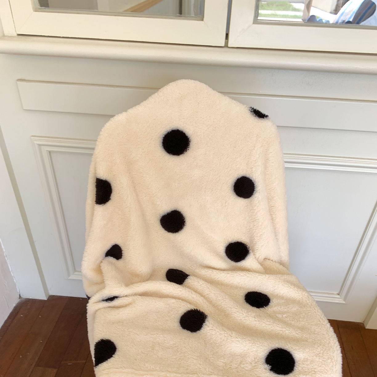 91家纺网 家纺一手货源 找家纺 桃喜 2025新款摇粒绒披肩毯毛毯毯子 黑白波点