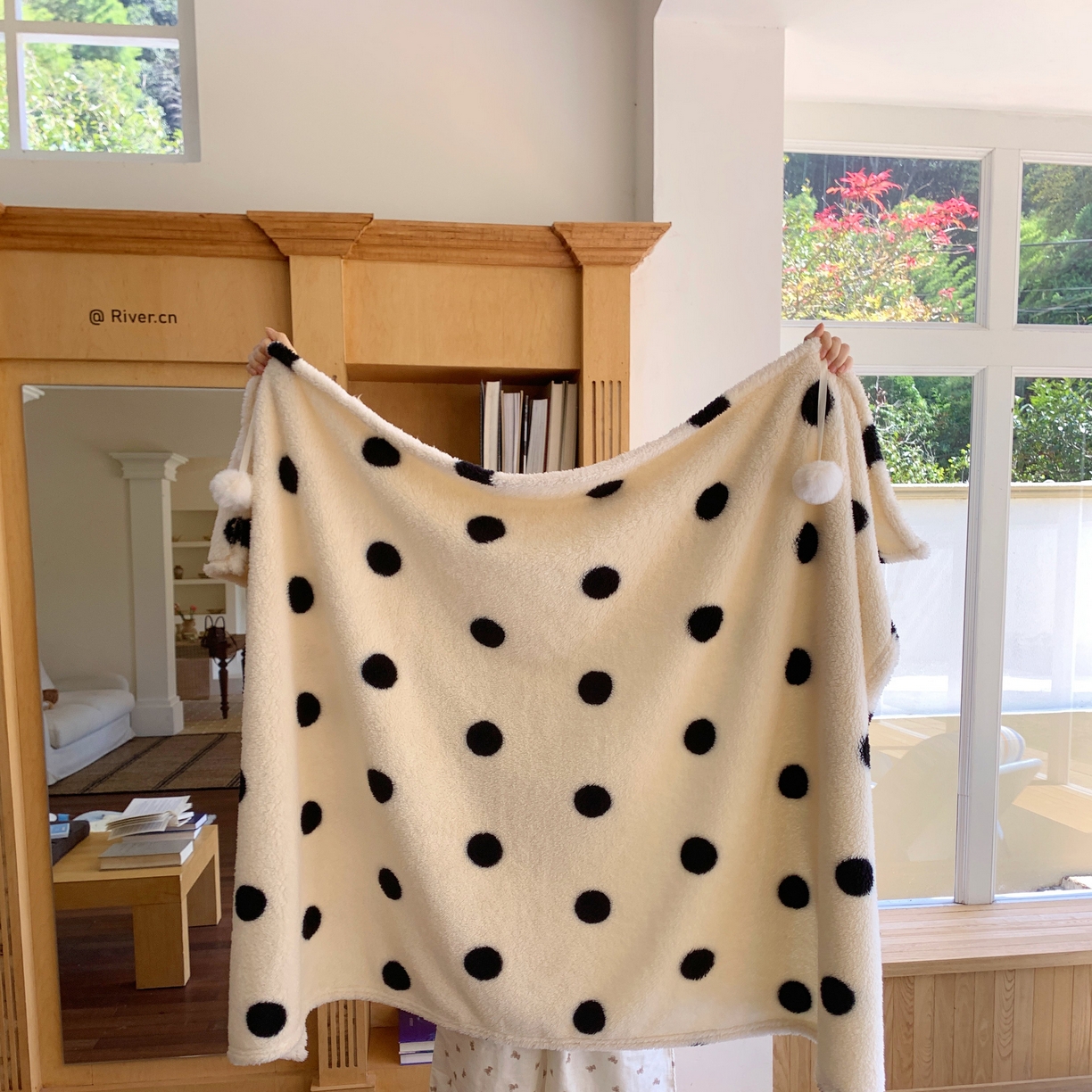 91家纺网 家纺一手货源 找家纺 桃喜 2025新款摇粒绒披肩毯毛毯毯子 黑白波点