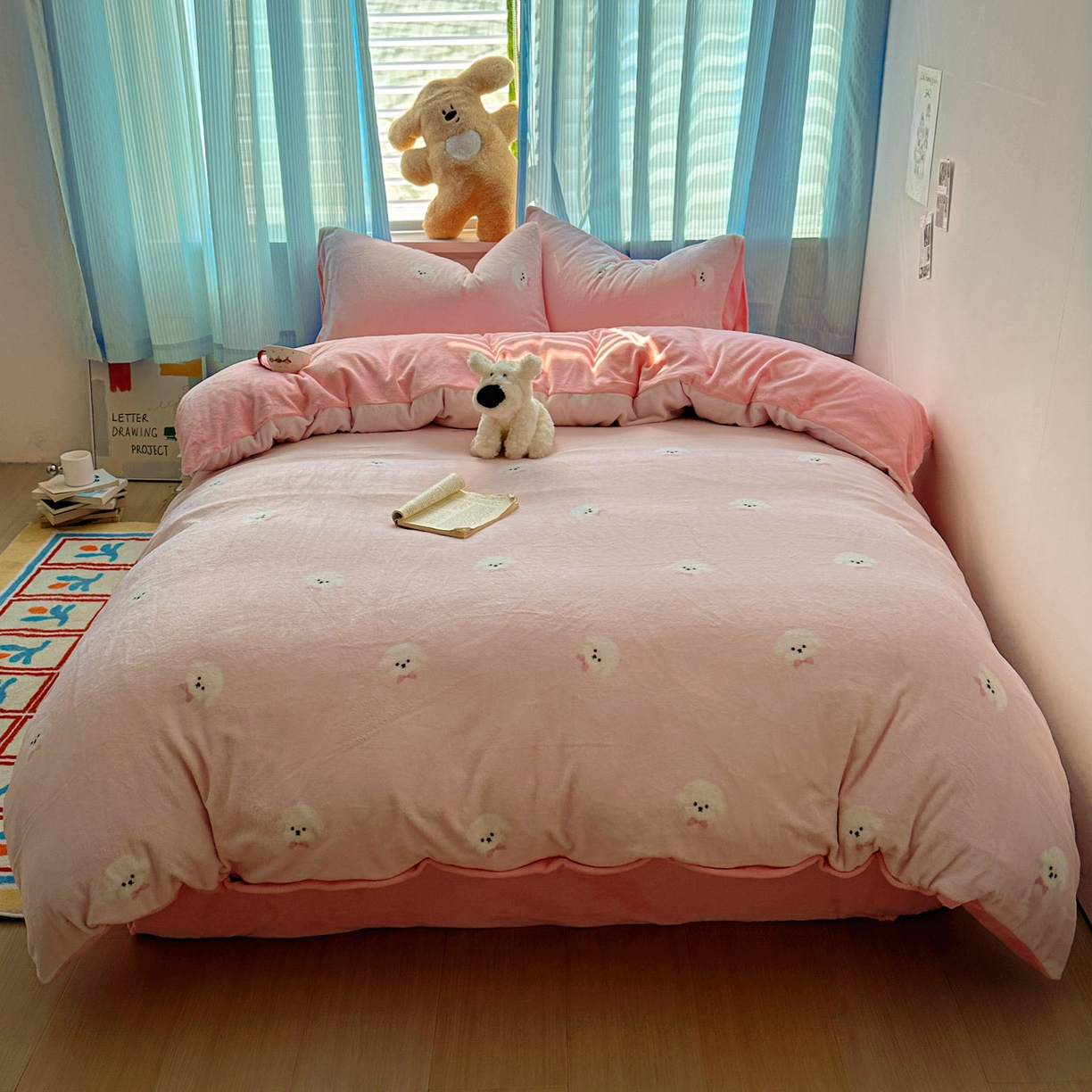 91家纺网 家纺一手货源 找家纺 繁花家居 2025新款小清新180克跑量款牛奶绒三件套四件套 小奶狗-粉