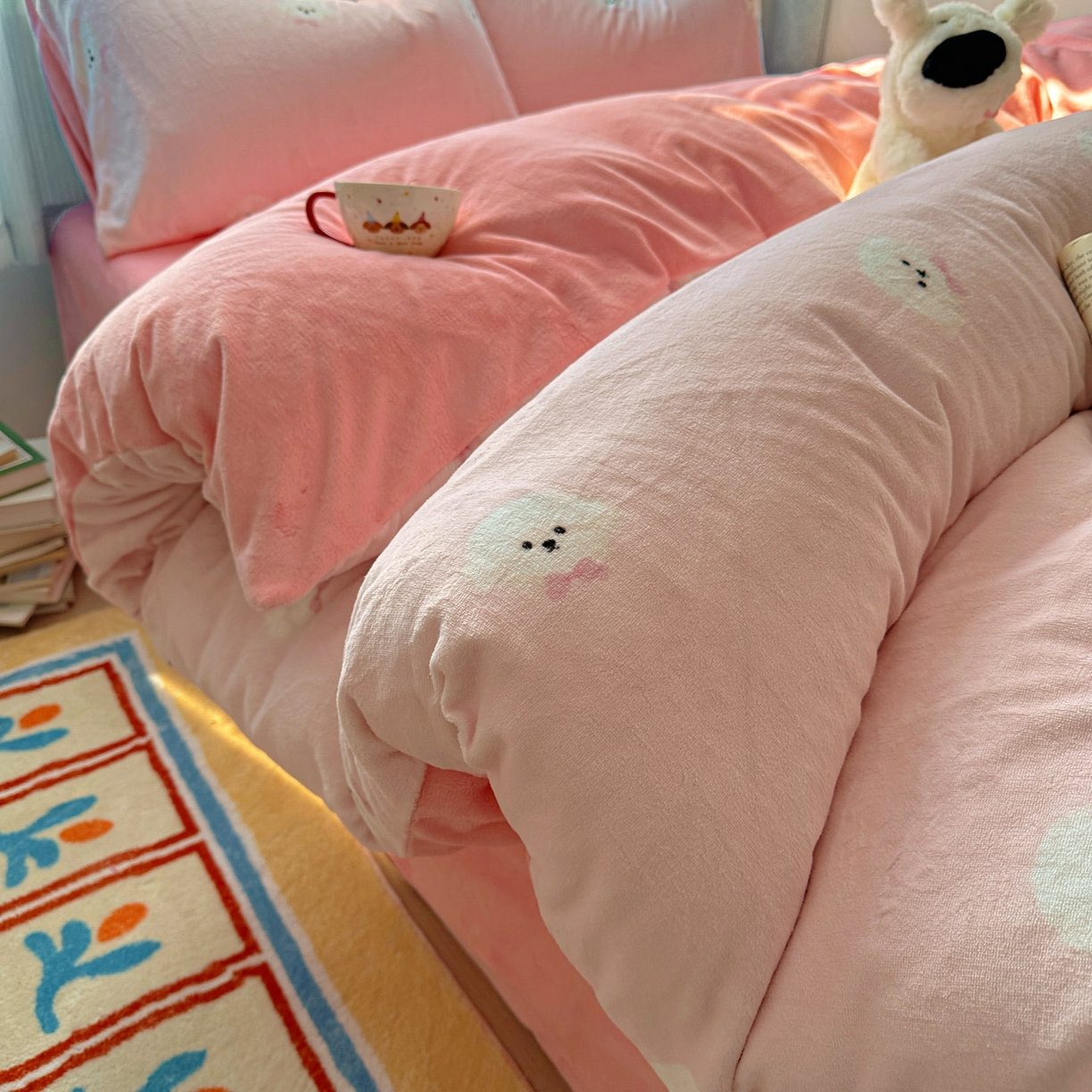 91家纺网 家纺一手货源 找家纺 繁花家居 2025新款小清新180克跑量款牛奶绒三件套四件套 小奶狗-粉