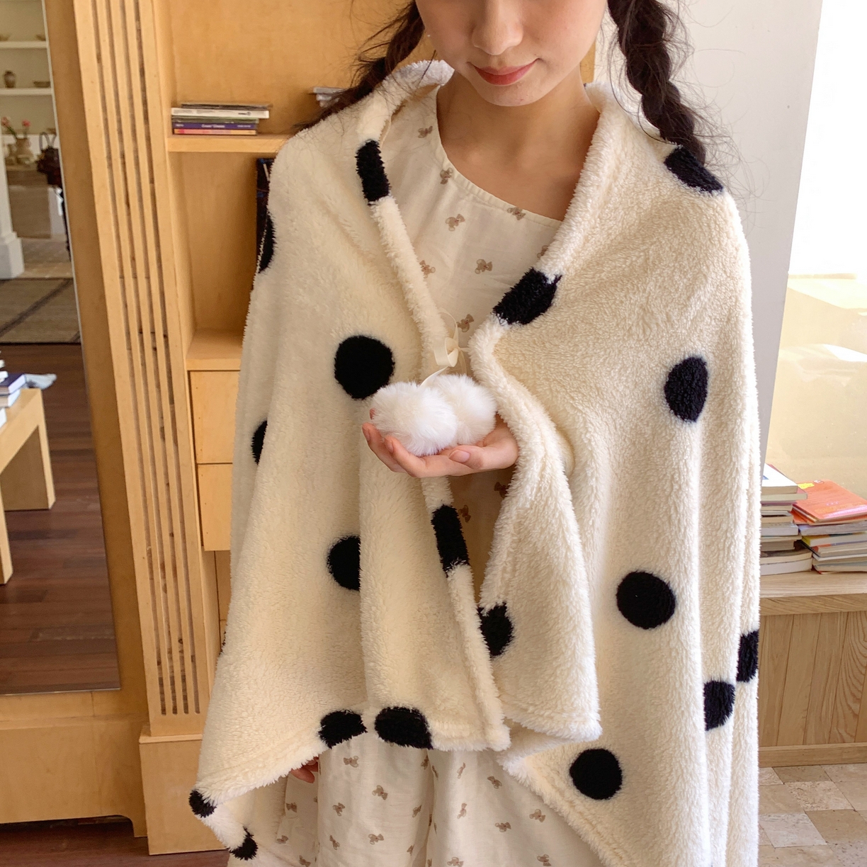 91家纺网 家纺一手货源 找家纺 桃喜 2025新款摇粒绒披肩毯毛毯毯子 黑白波点