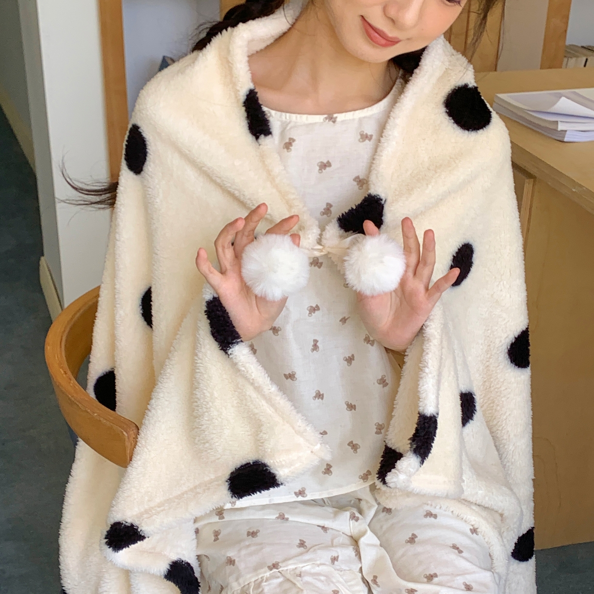 91家纺网 家纺一手货源 找家纺 桃喜 2025新款摇粒绒披肩毯毛毯毯子 黑白波点