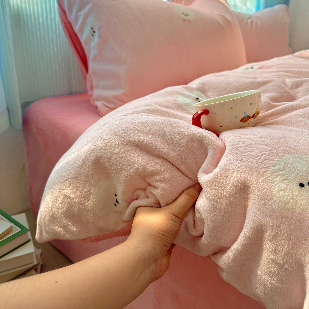 91家纺网 家纺一手货源 找家纺 繁花家居 2025新款小清新180克跑量款牛奶绒三件套四件套 小奶狗-粉