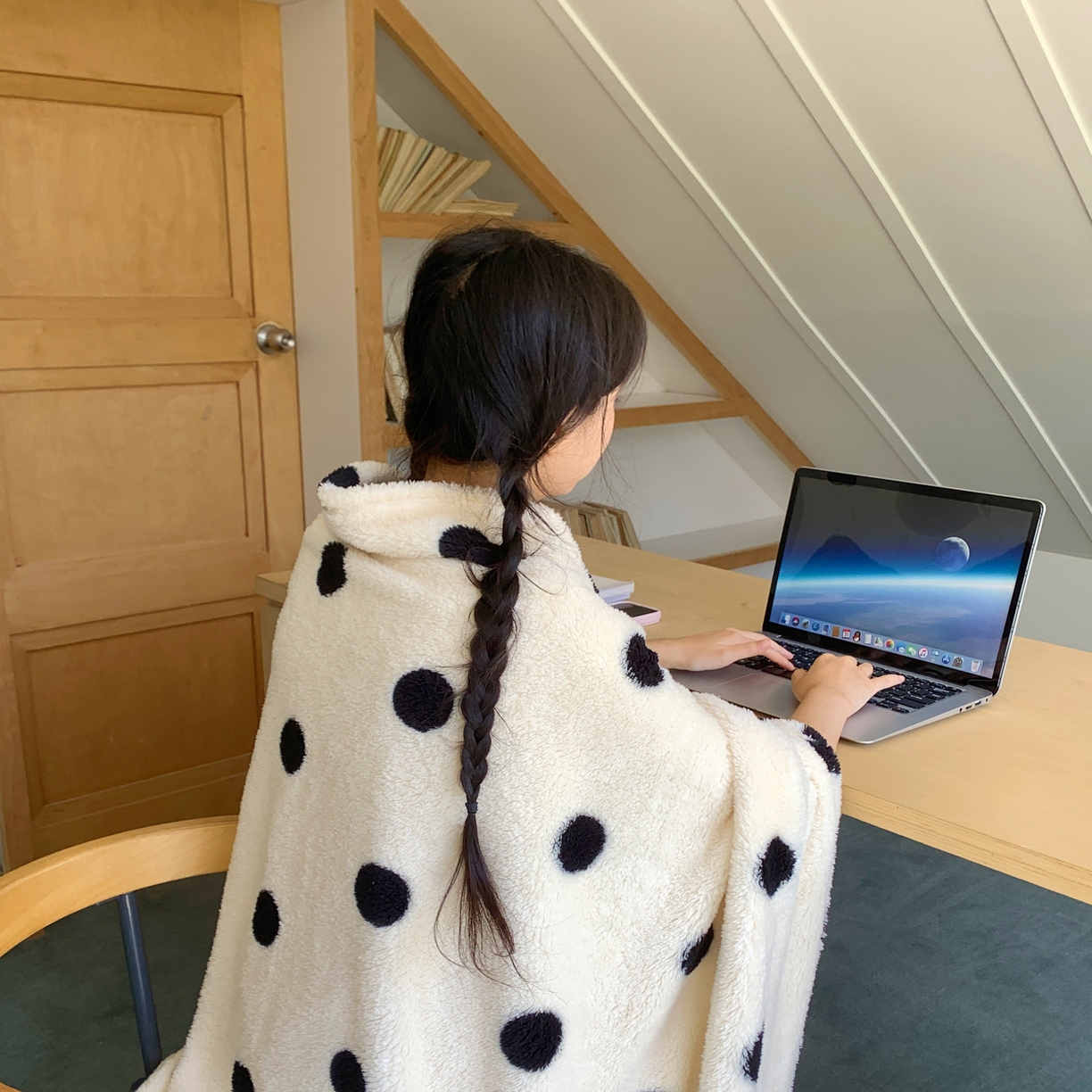 91家纺网 家纺一手货源 找家纺 桃喜 2025新款摇粒绒披肩毯毛毯毯子 黑白波点