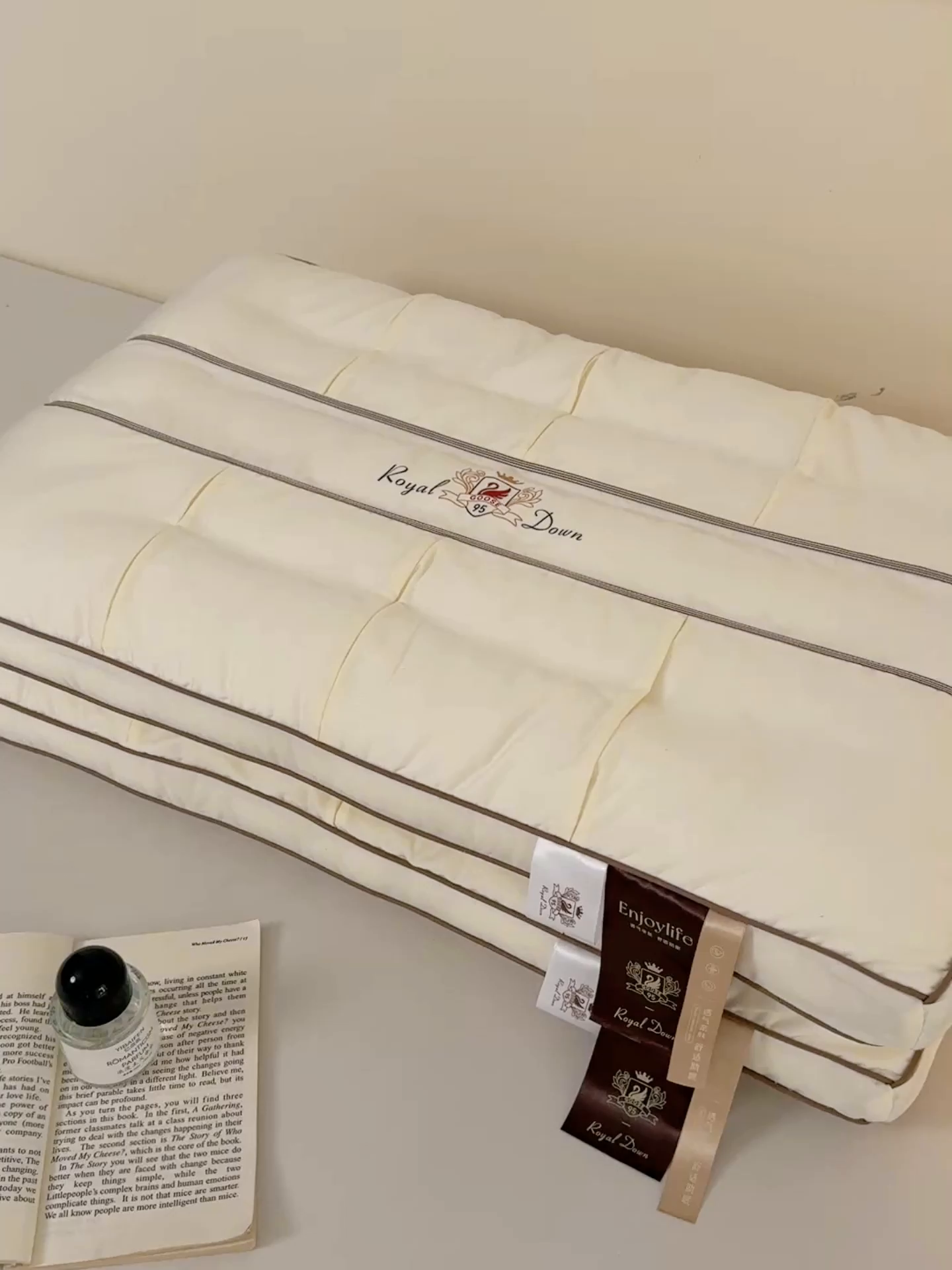 91家纺网 家纺一手货源 找家纺 （总）仁宇枕业 2025新款新品 全棉贡缎95彩天鹅定型低枕头枕芯