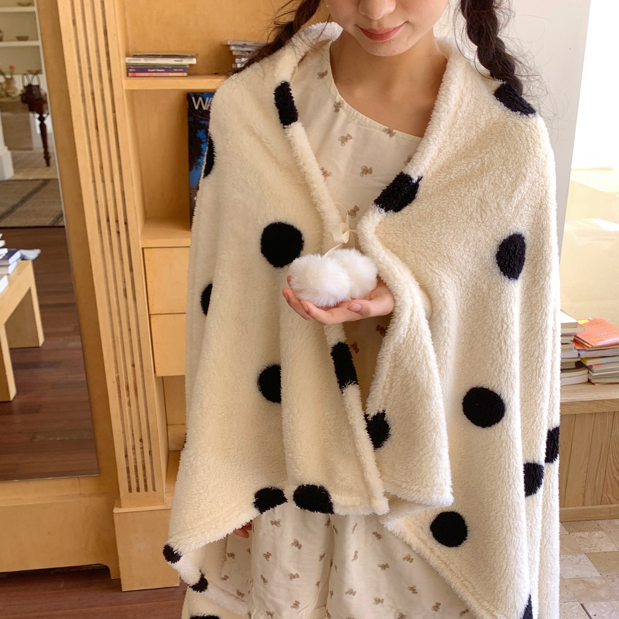 91家纺网 家纺一手货源 找家纺 桃喜 2025新款摇粒绒披肩毯毛毯毯子 黑白波点