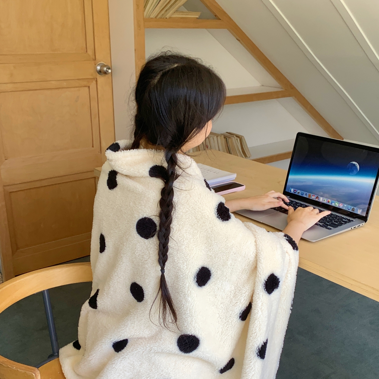 91家纺网 家纺一手货源 找家纺 桃喜 2025新款摇粒绒披肩毯毛毯毯子 黑白波点