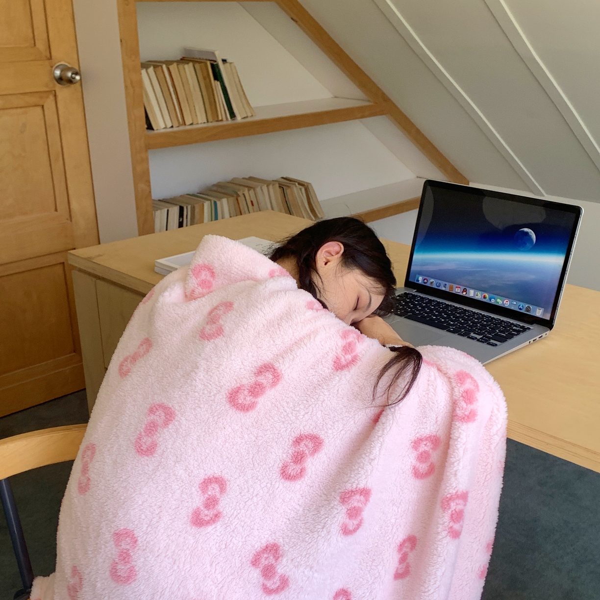 91家纺网 家纺一手货源 找家纺 桃喜 2025新款摇粒绒披肩毯毛毯毯子 粉色蝴蝶结