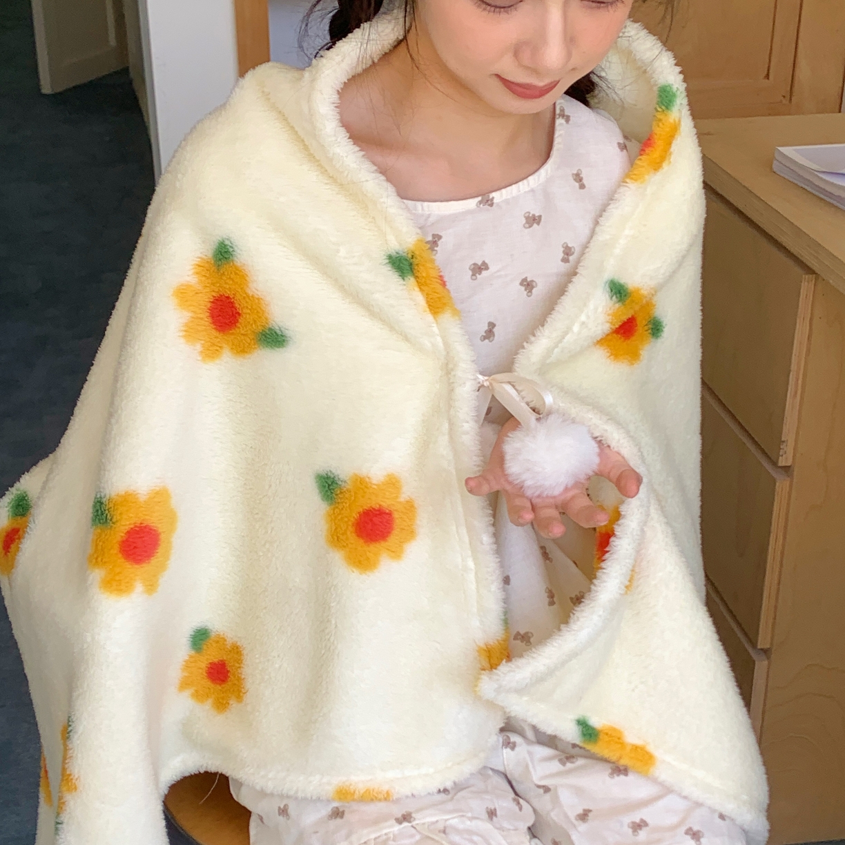 91家纺网 家纺一手货源 找家纺 桃喜 2025新款摇粒绒披肩毯毛毯毯子 小黄花