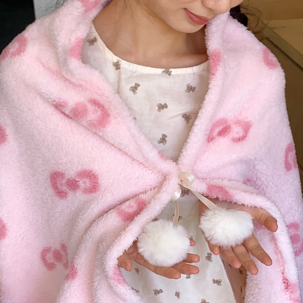 91家纺网 家纺一手货源 找家纺 桃喜 2025新款摇粒绒披肩毯毛毯毯子 粉色蝴蝶结