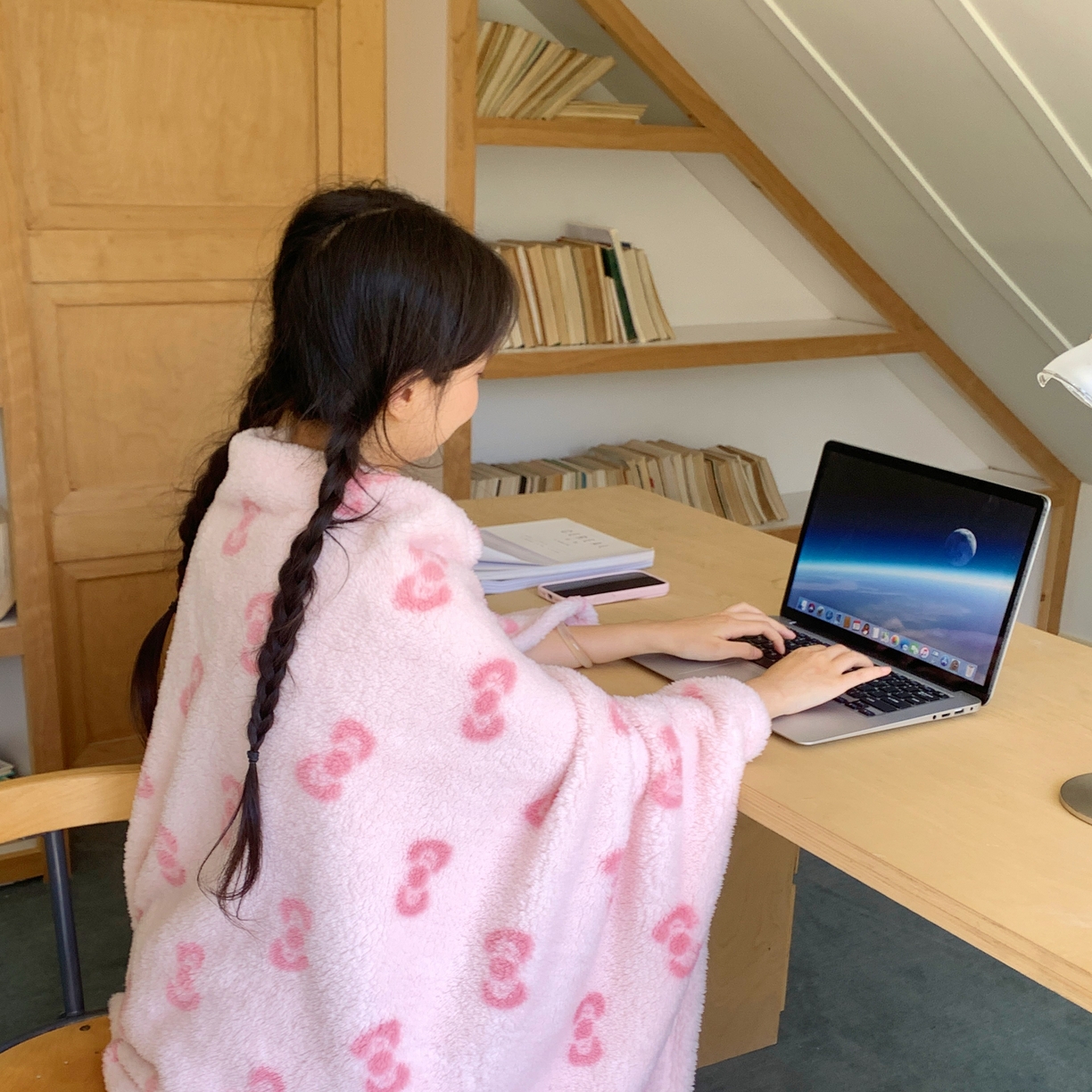 91家纺网 家纺一手货源 找家纺 桃喜 2025新款摇粒绒披肩毯毛毯毯子 粉色蝴蝶结