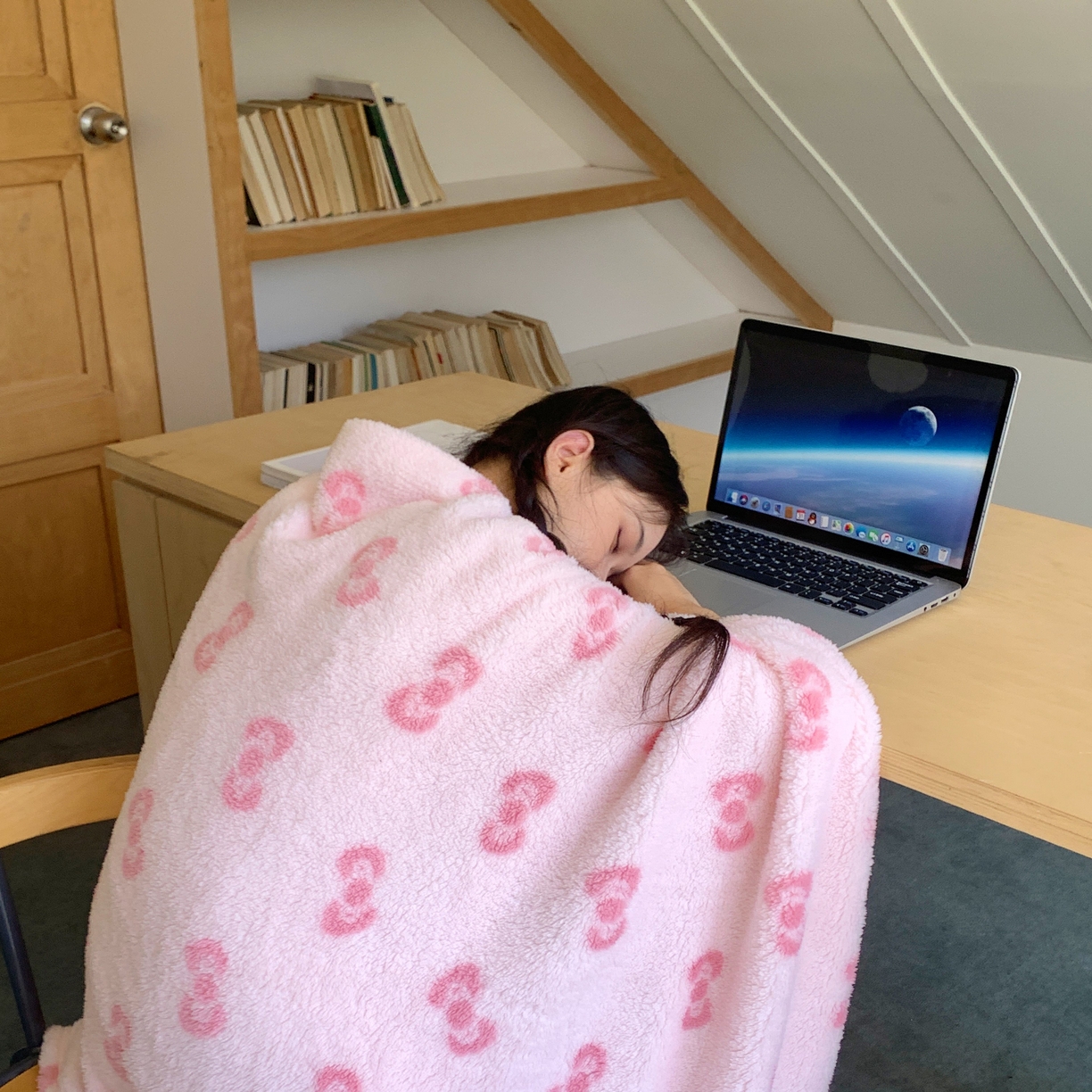 91家纺网 家纺一手货源 找家纺 桃喜 2025新款摇粒绒披肩毯毛毯毯子 粉色蝴蝶结