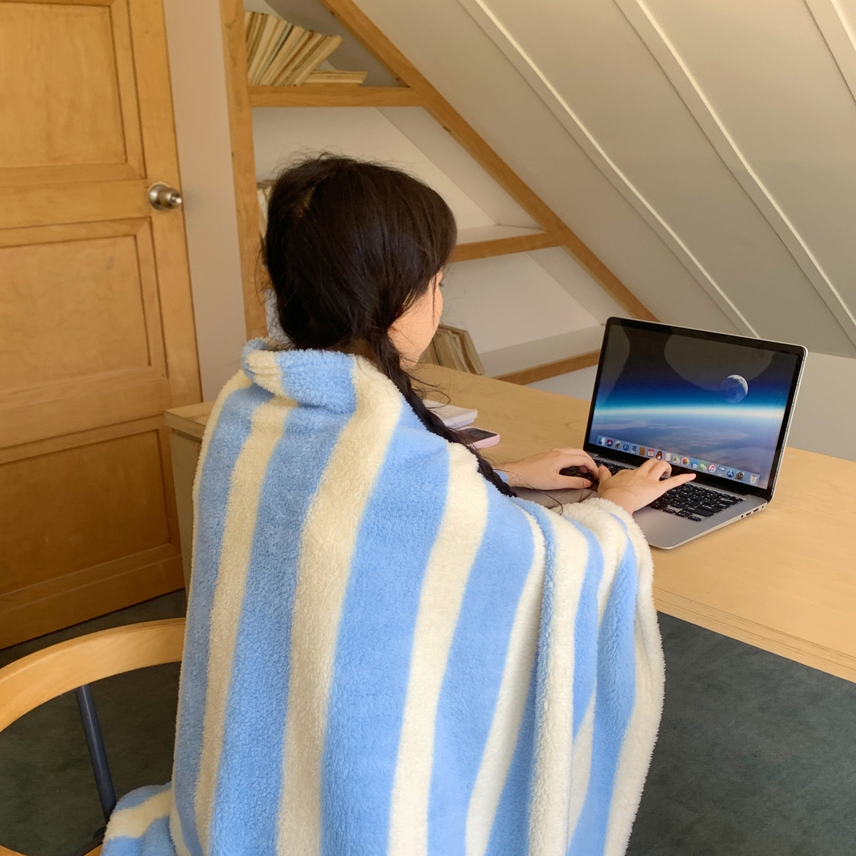 91家纺网 家纺一手货源 找家纺 桃喜 2025新款摇粒绒披肩毯毛毯毯子 海盐苏打