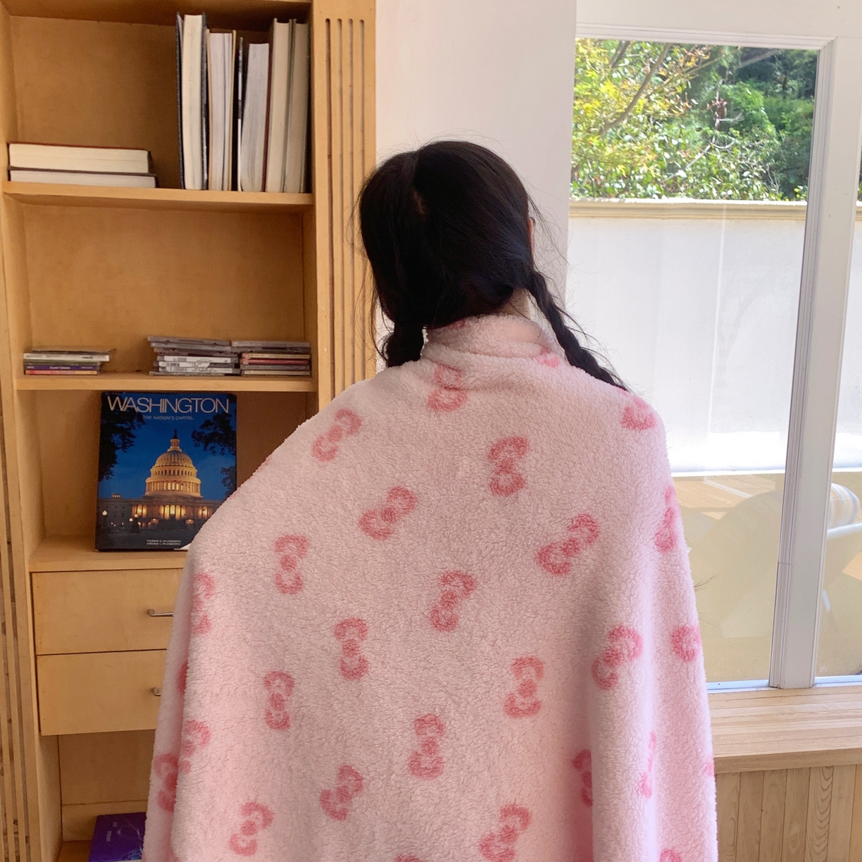 91家纺网 家纺一手货源 找家纺 桃喜 2025新款摇粒绒披肩毯毛毯毯子 粉色蝴蝶结