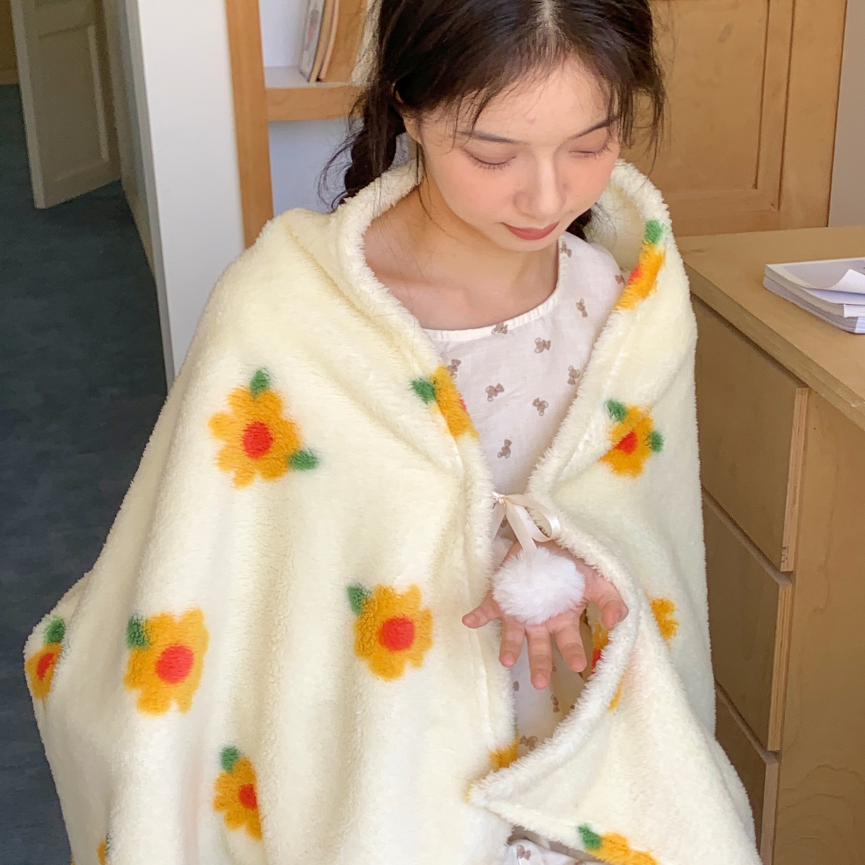 91家纺网 家纺一手货源 找家纺 桃喜 2025新款摇粒绒披肩毯毛毯毯子 小黄花