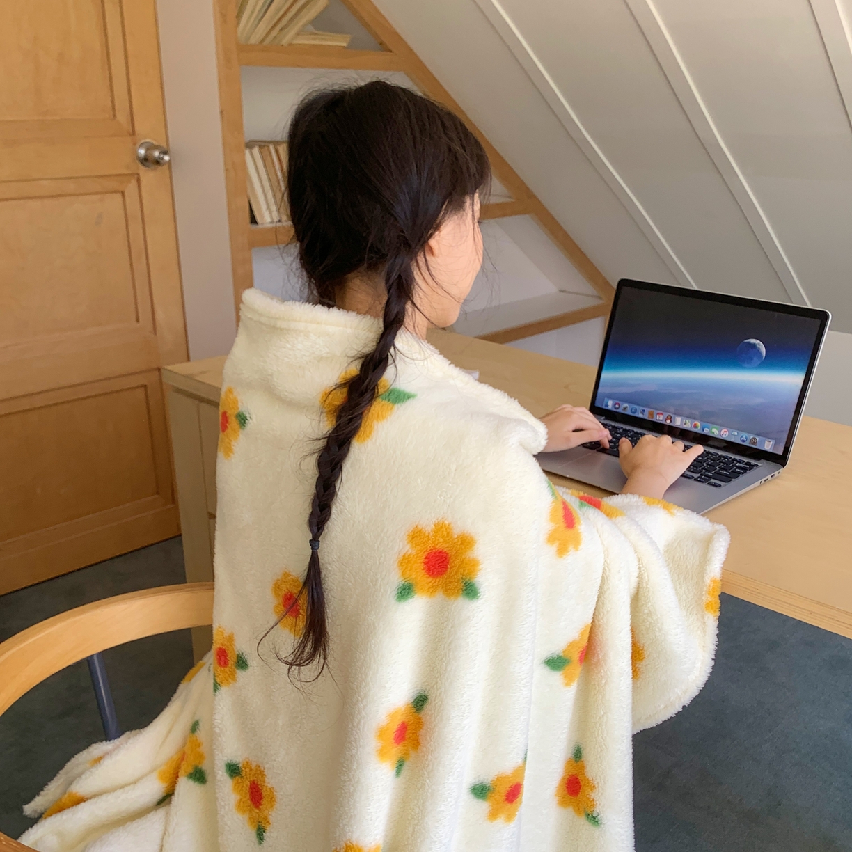 91家纺网 家纺一手货源 找家纺 桃喜 2025新款摇粒绒披肩毯毛毯毯子 小黄花