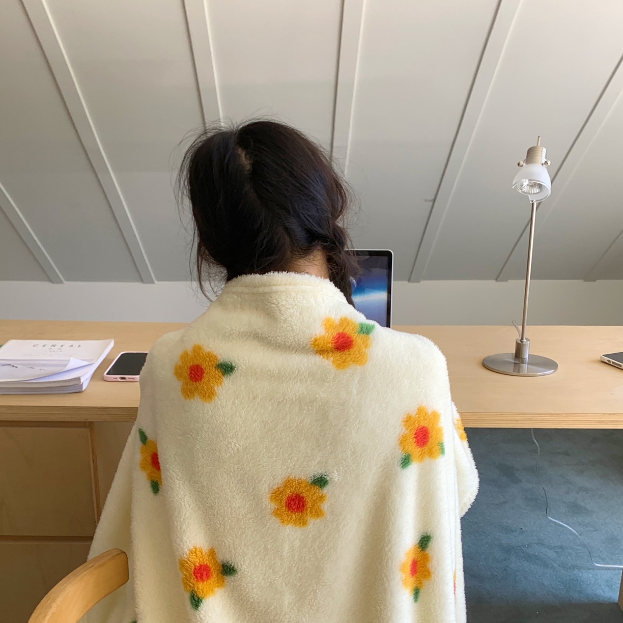 91家纺网 家纺一手货源 找家纺 桃喜 2025新款摇粒绒披肩毯毛毯毯子 小黄花