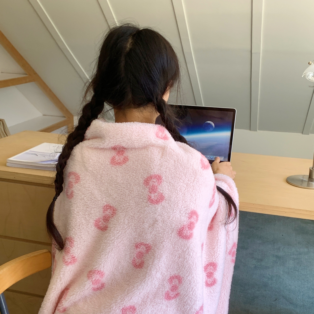 91家纺网 家纺一手货源 找家纺 桃喜 2025新款摇粒绒披肩毯毛毯毯子 粉色蝴蝶结