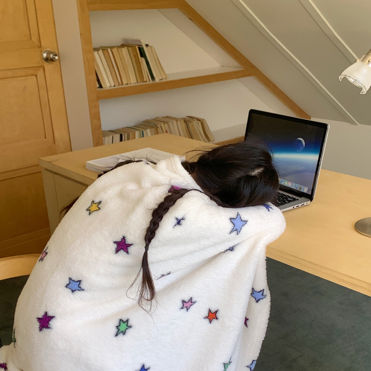 91家纺网 家纺一手货源 找家纺 桃喜 2025新款摇粒绒披肩毯毛毯毯子 彩色星星