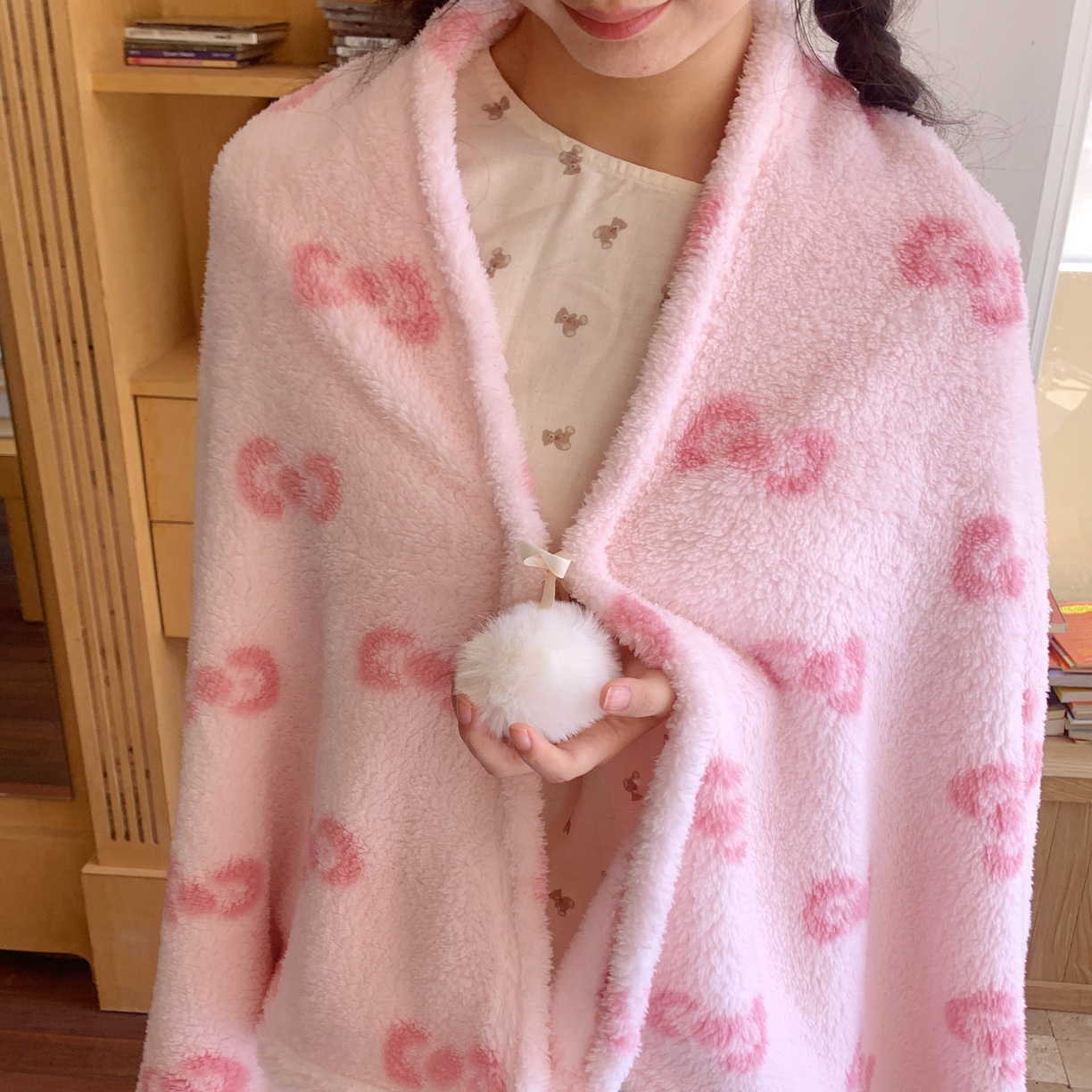 91家纺网 家纺一手货源 找家纺 桃喜 2025新款摇粒绒披肩毯毛毯毯子 粉色蝴蝶结