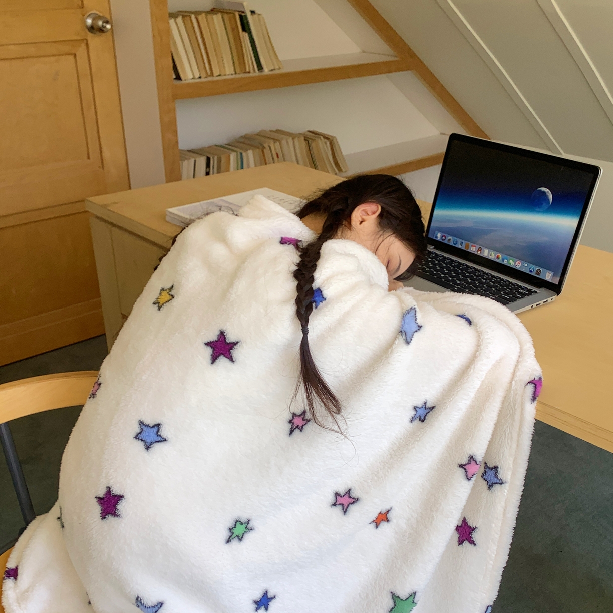 91家纺网 家纺一手货源 找家纺 桃喜 2025新款摇粒绒披肩毯毛毯毯子 彩色星星