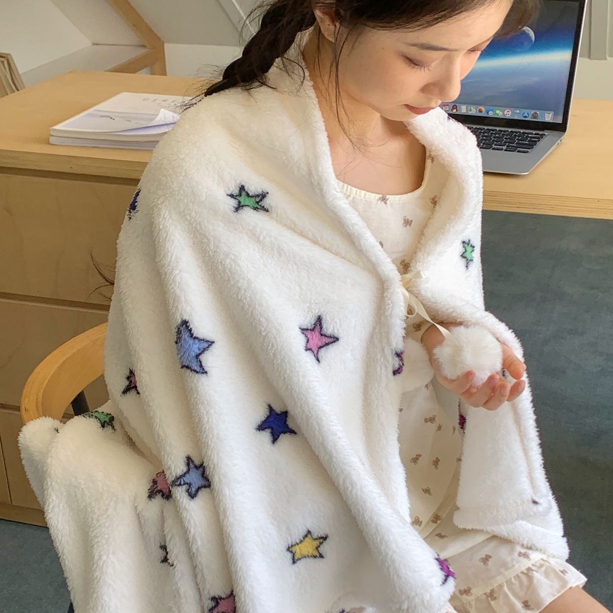 91家纺网 家纺一手货源 找家纺 桃喜 2025新款摇粒绒披肩毯毛毯毯子 彩色星星