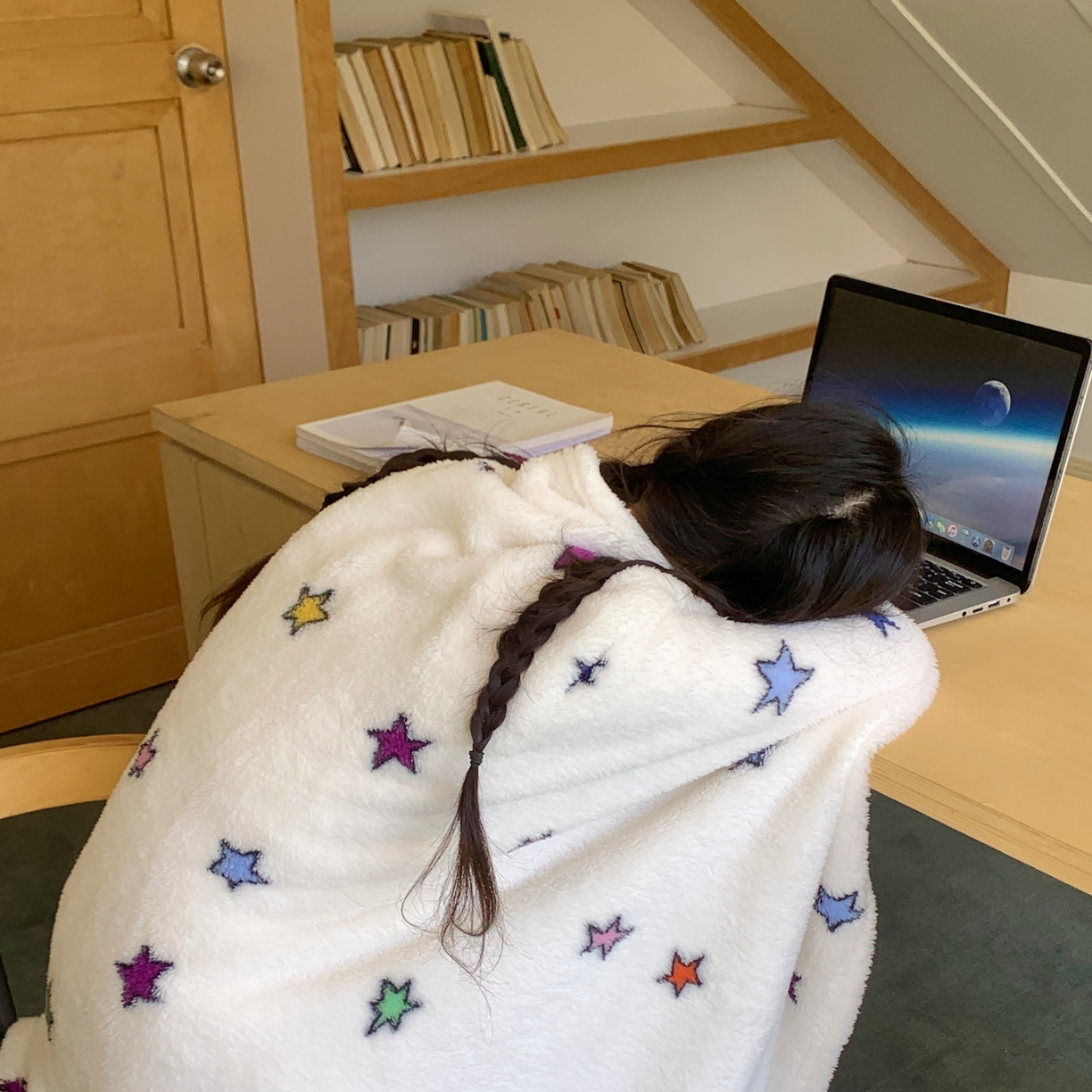 91家纺网 家纺一手货源 找家纺 桃喜 2025新款摇粒绒披肩毯毛毯毯子 彩色星星