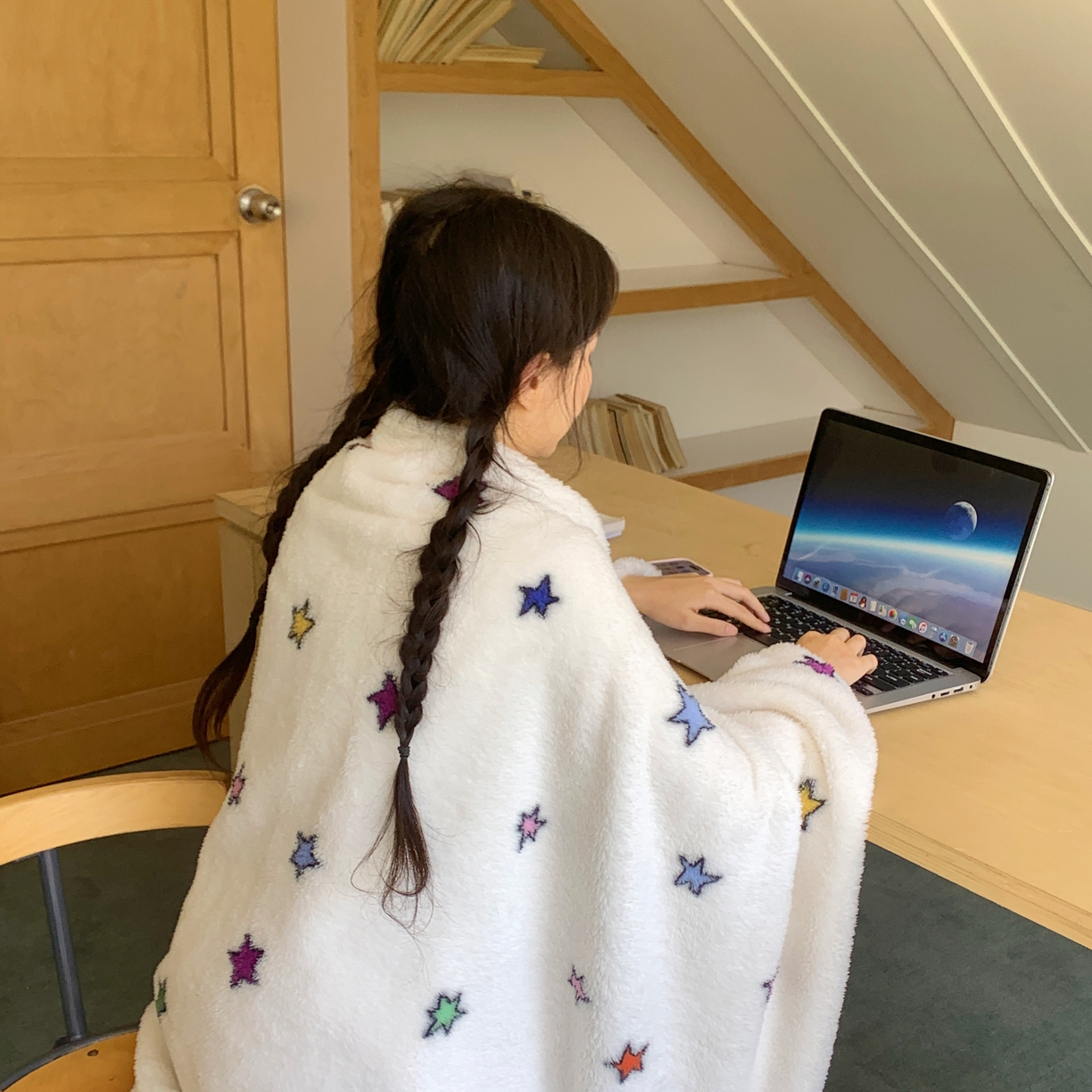 91家纺网 家纺一手货源 找家纺 桃喜 2025新款摇粒绒披肩毯毛毯毯子 彩色星星