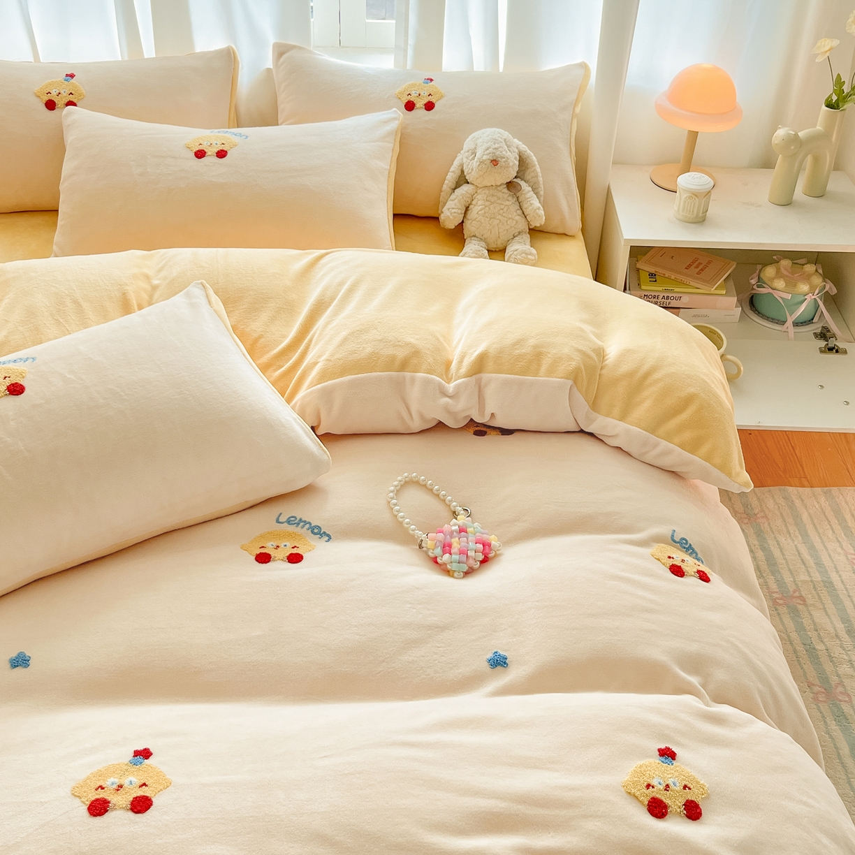 91家纺网 家纺一手货源 找家纺 丽涵家纺 2025秋冬新品210克牛奶绒毛巾绣四件套卡通绣花学生床笠三件套 柠檬宝宝