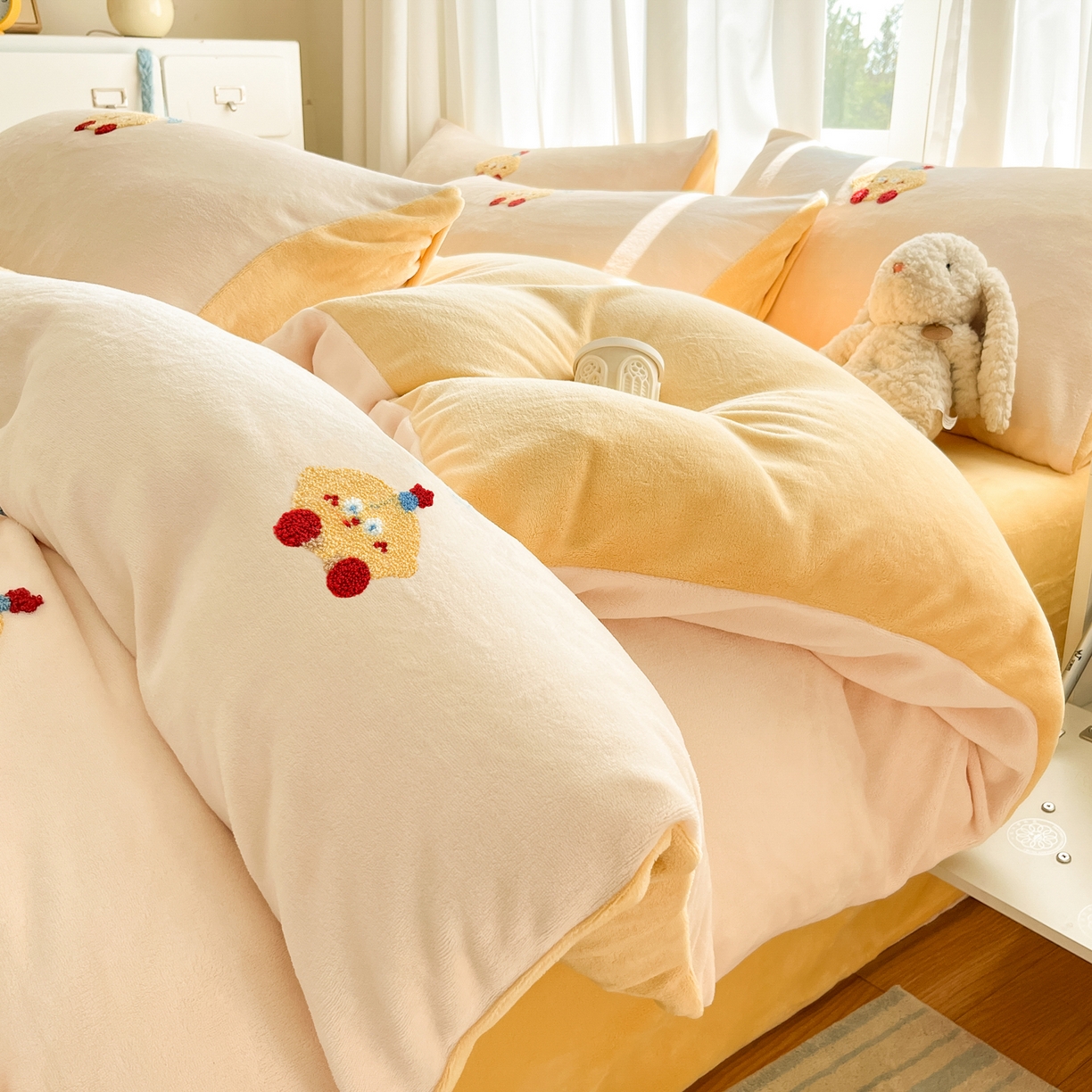 91家纺网 家纺一手货源 找家纺 丽涵家纺 2025秋冬新品210克牛奶绒毛巾绣四件套卡通绣花学生床笠三件套 柠檬宝宝