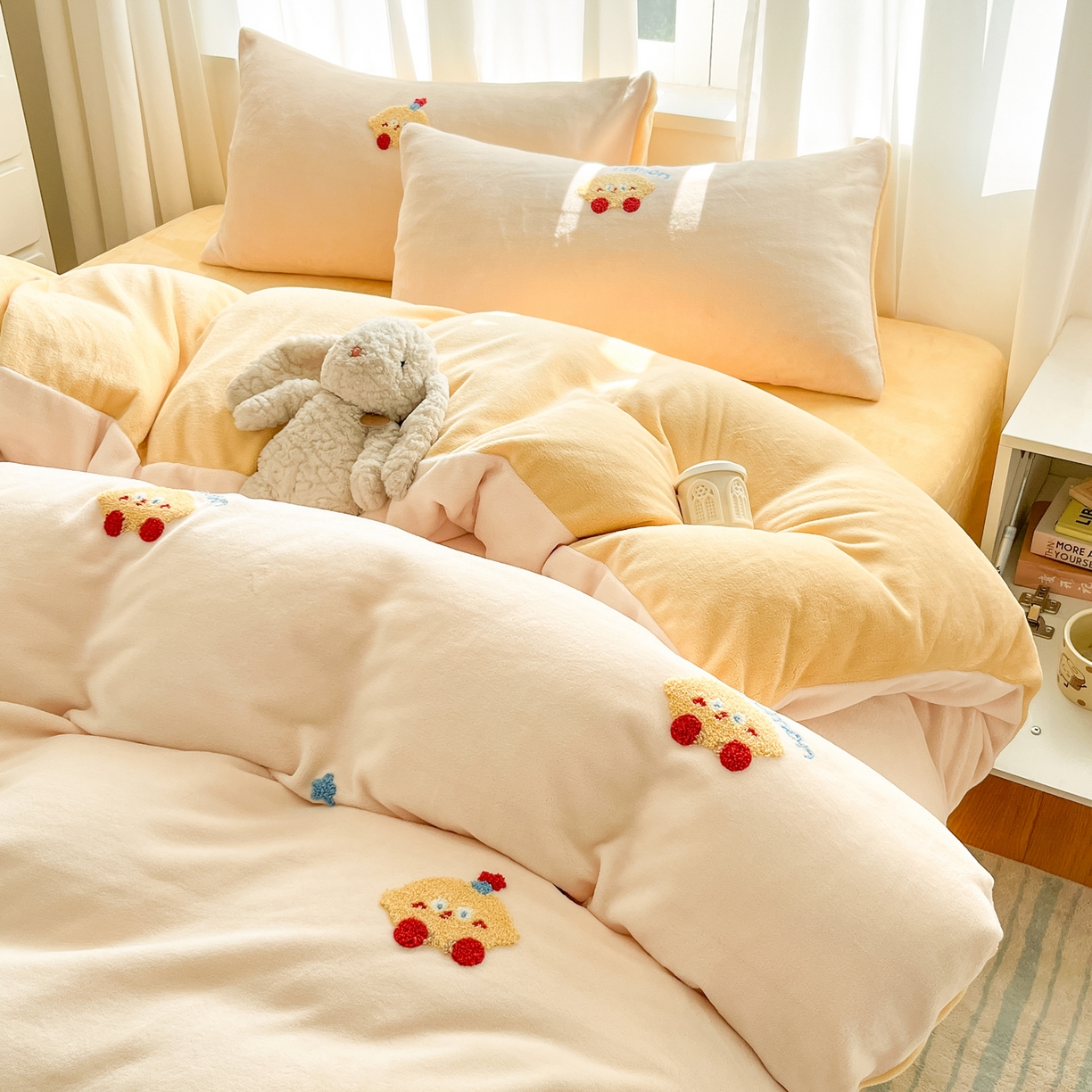 91家纺网 家纺一手货源 找家纺 丽涵家纺 2025秋冬新品210克牛奶绒毛巾绣四件套卡通绣花学生床笠三件套 柠檬宝宝