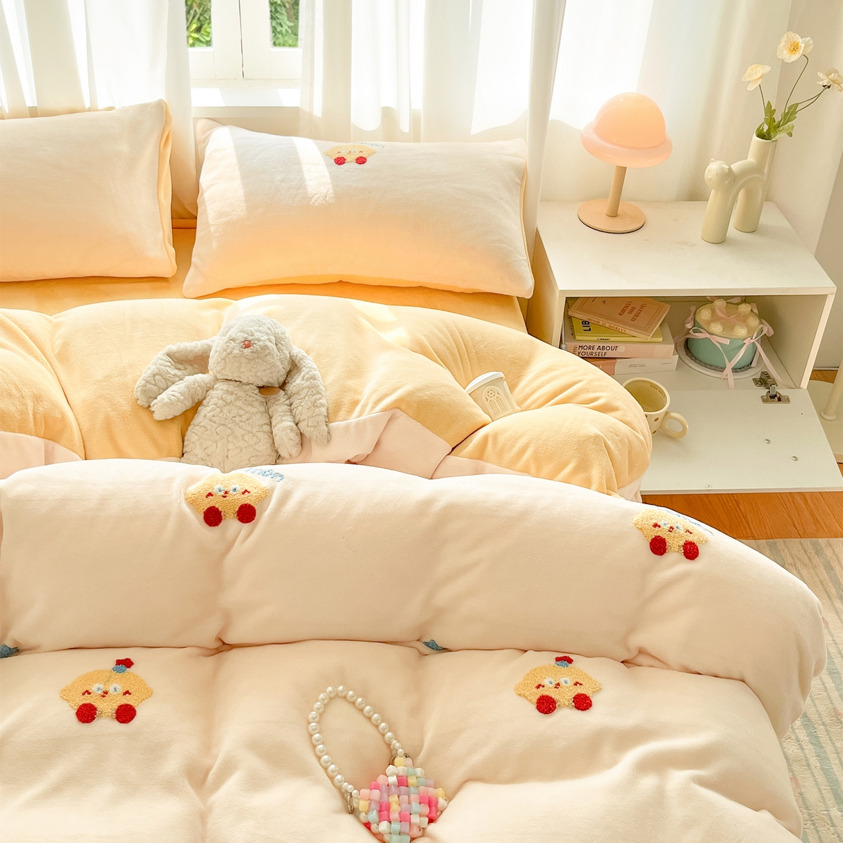 91家纺网 家纺一手货源 找家纺 丽涵家纺 2025秋冬新品210克牛奶绒毛巾绣四件套卡通绣花学生床笠三件套 柠檬宝宝