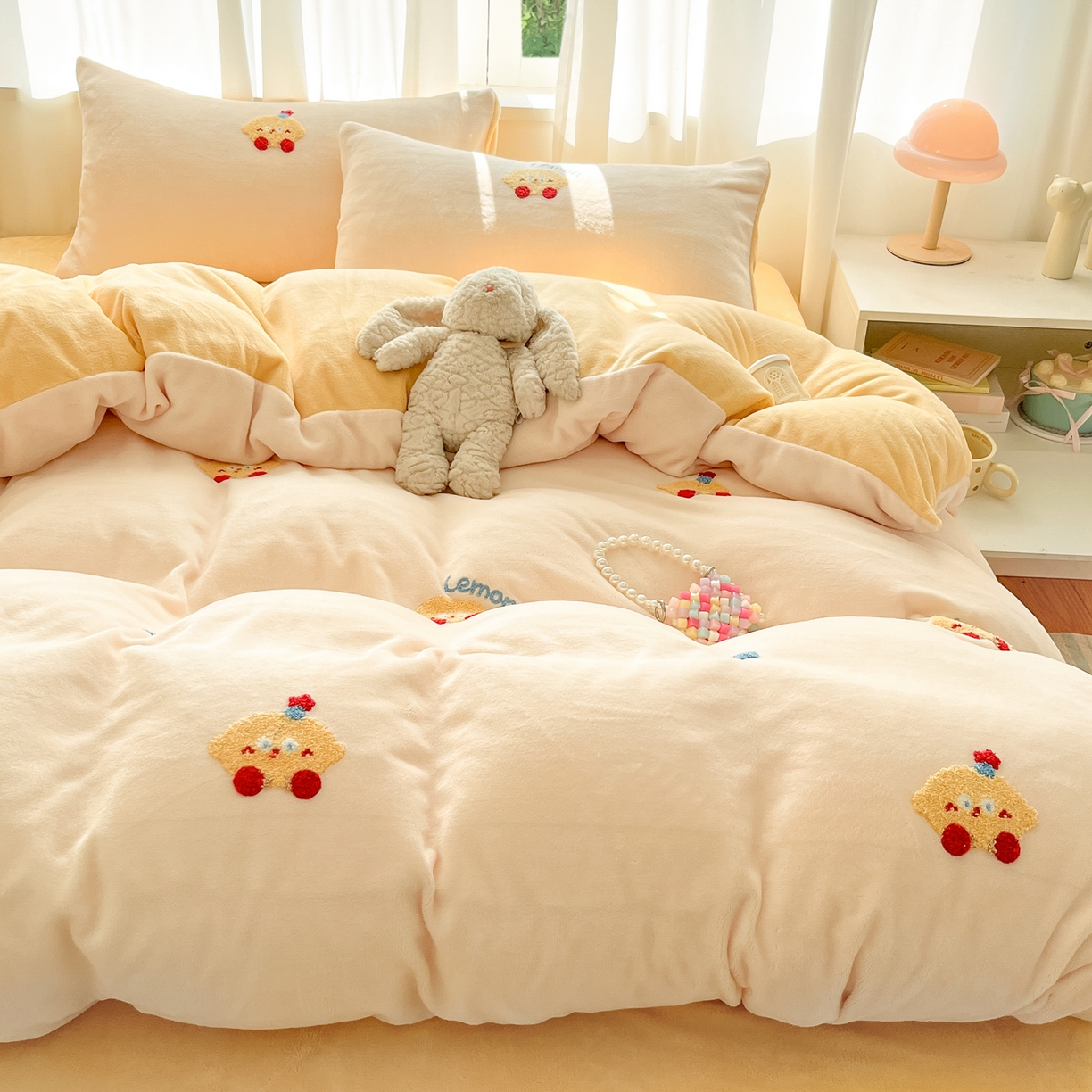 91家纺网 家纺一手货源 找家纺 丽涵家纺 2025秋冬新品210克牛奶绒毛巾绣四件套卡通绣花学生床笠三件套 柠檬宝宝