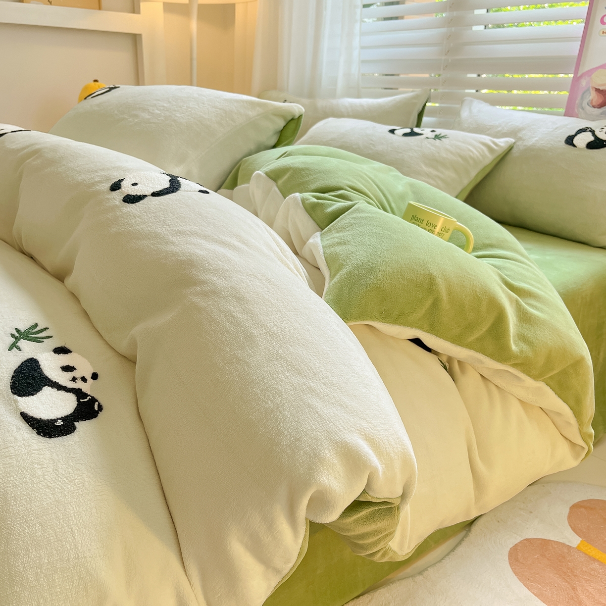 91家纺网 家纺一手货源 找家纺 丽涵家纺 2025秋冬新品210克牛奶绒毛巾绣四件套卡通绣花学生床笠三件套 呆萌熊猫-巩绿
