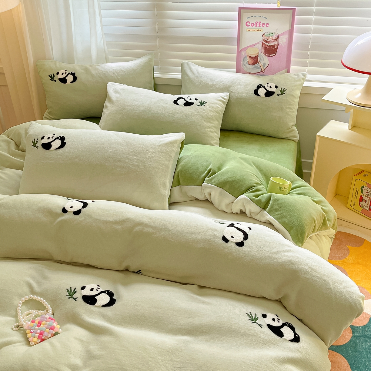 91家纺网 家纺一手货源 找家纺 丽涵家纺 2025秋冬新品210克牛奶绒毛巾绣四件套卡通绣花学生床笠三件套 呆萌熊猫-巩绿