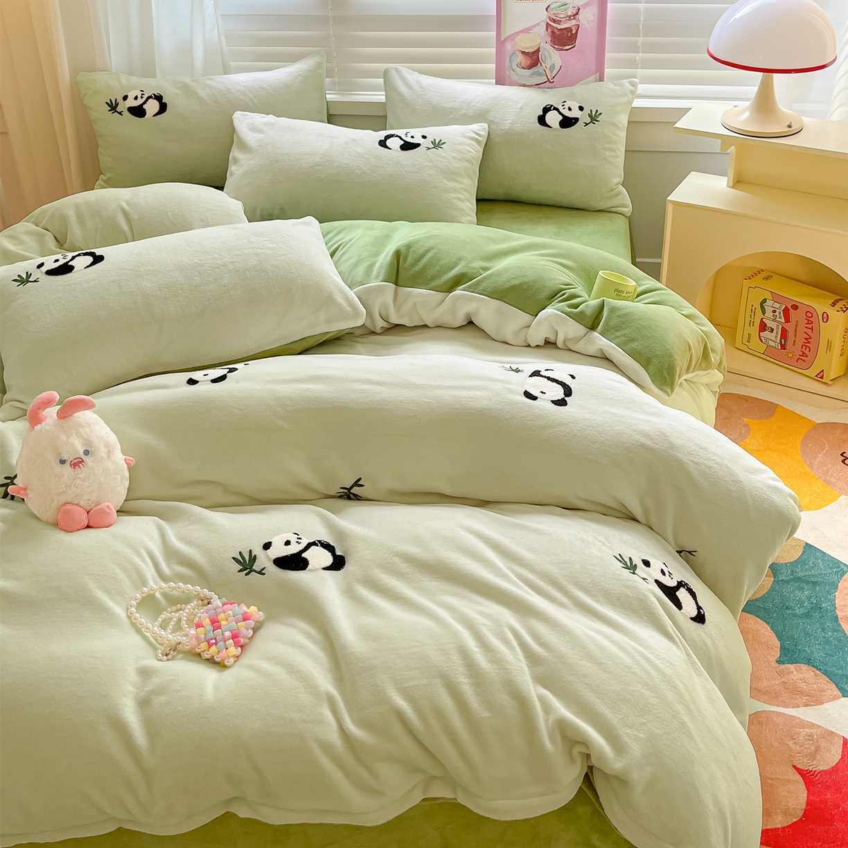 91家纺网 家纺一手货源 找家纺 丽涵家纺 2025秋冬新品210克牛奶绒毛巾绣四件套卡通绣花学生床笠三件套 呆萌熊猫-巩绿