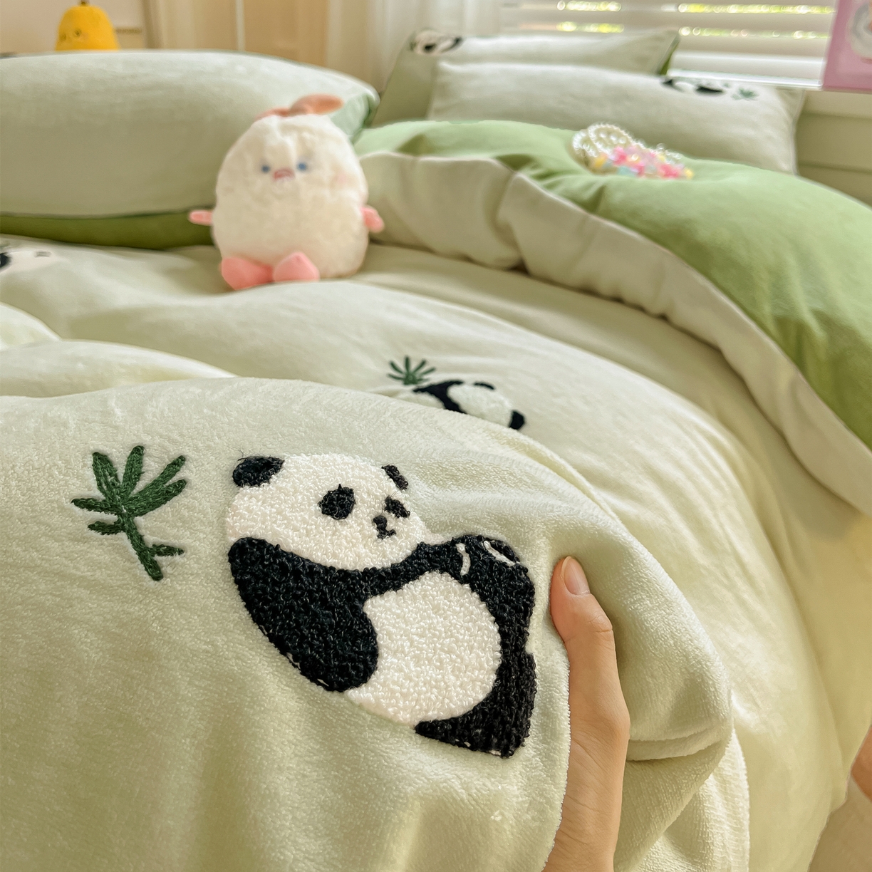 91家纺网 家纺一手货源 找家纺 丽涵家纺 2025秋冬新品210克牛奶绒毛巾绣四件套卡通绣花学生床笠三件套 呆萌熊猫-巩绿