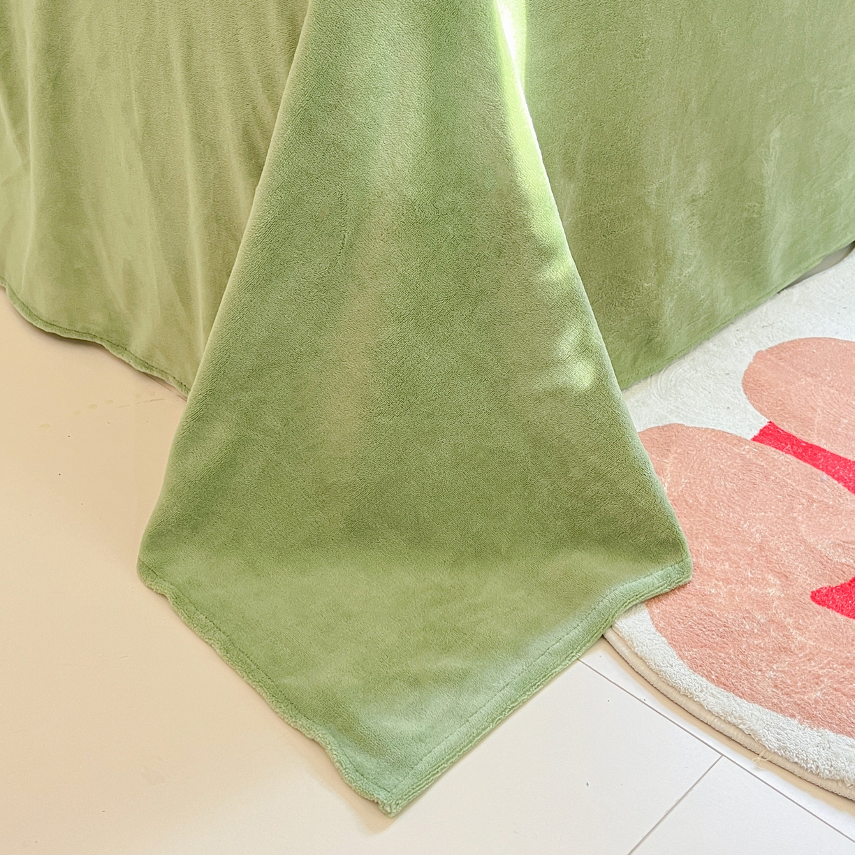 91家纺网 家纺一手货源 找家纺 丽涵家纺 2025秋冬新品210克牛奶绒毛巾绣四件套卡通绣花学生床笠三件套 呆萌熊猫-巩绿