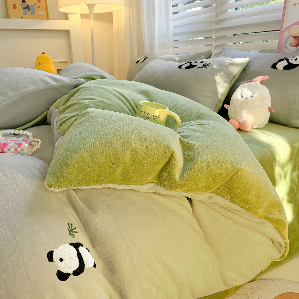 91家纺网 家纺一手货源 找家纺 丽涵家纺 2025秋冬新品210克牛奶绒毛巾绣四件套卡通绣花学生床笠三件套 呆萌熊猫-巩绿