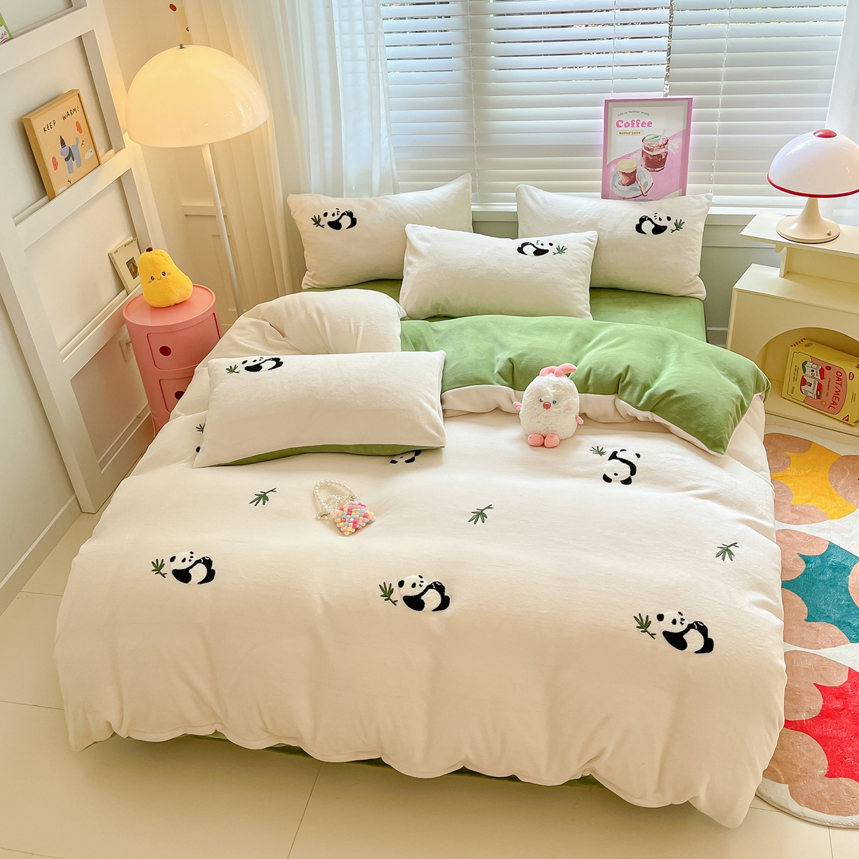 91家纺网 家纺一手货源 找家纺 丽涵家纺 2025秋冬新品210克牛奶绒毛巾绣四件套卡通绣花学生床笠三件套 呆萌熊猫-绒白