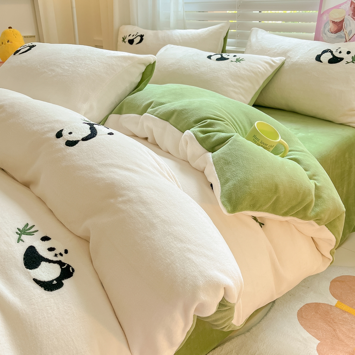 91家纺网 家纺一手货源 找家纺 丽涵家纺 2025秋冬新品210克牛奶绒毛巾绣四件套卡通绣花学生床笠三件套 呆萌熊猫-绒白