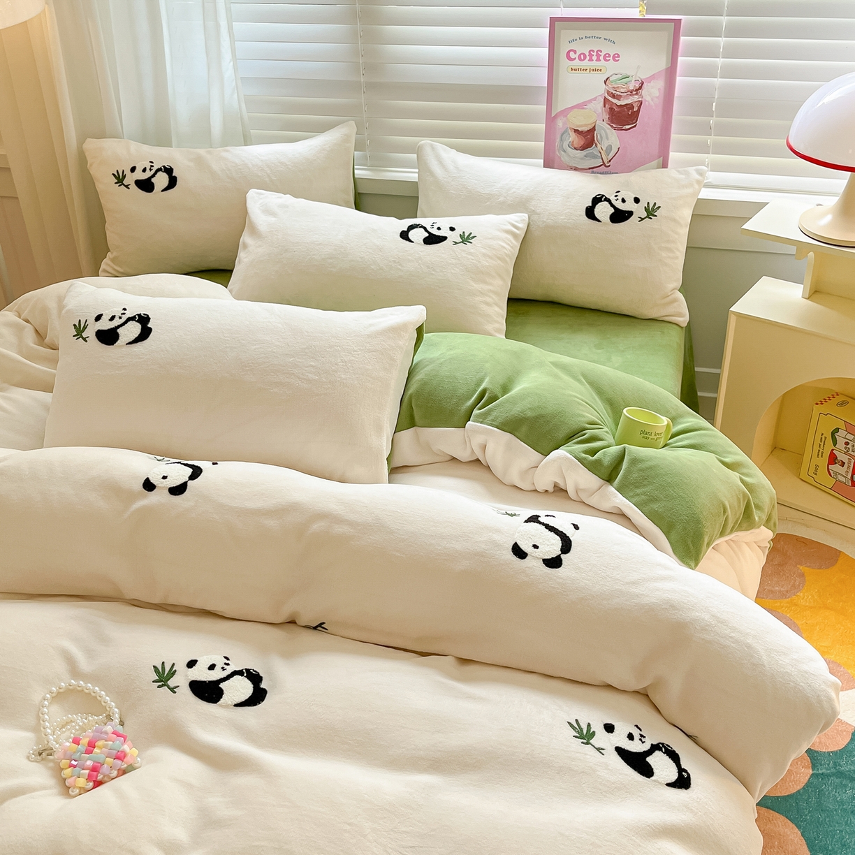 91家纺网 家纺一手货源 找家纺 丽涵家纺 2025秋冬新品210克牛奶绒毛巾绣四件套卡通绣花学生床笠三件套 呆萌熊猫-绒白